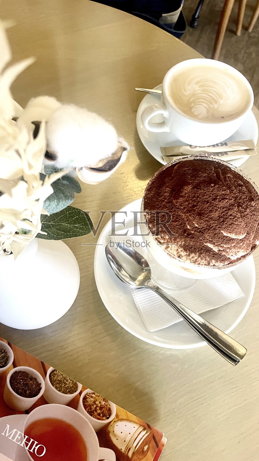 咖啡馆桌上提拉米苏甜点和咖啡的俯视图照片摄影图片