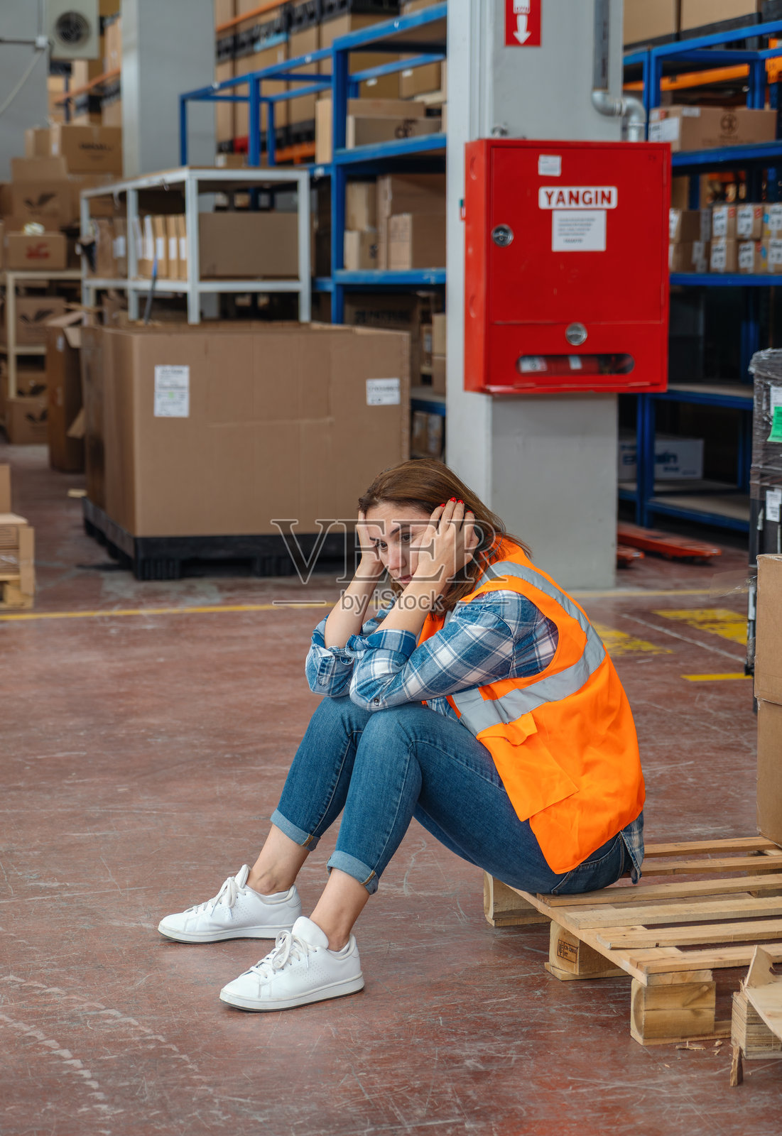 不快乐的、有压力的女仓库工人面临工作压力和经济困难照片摄影图片