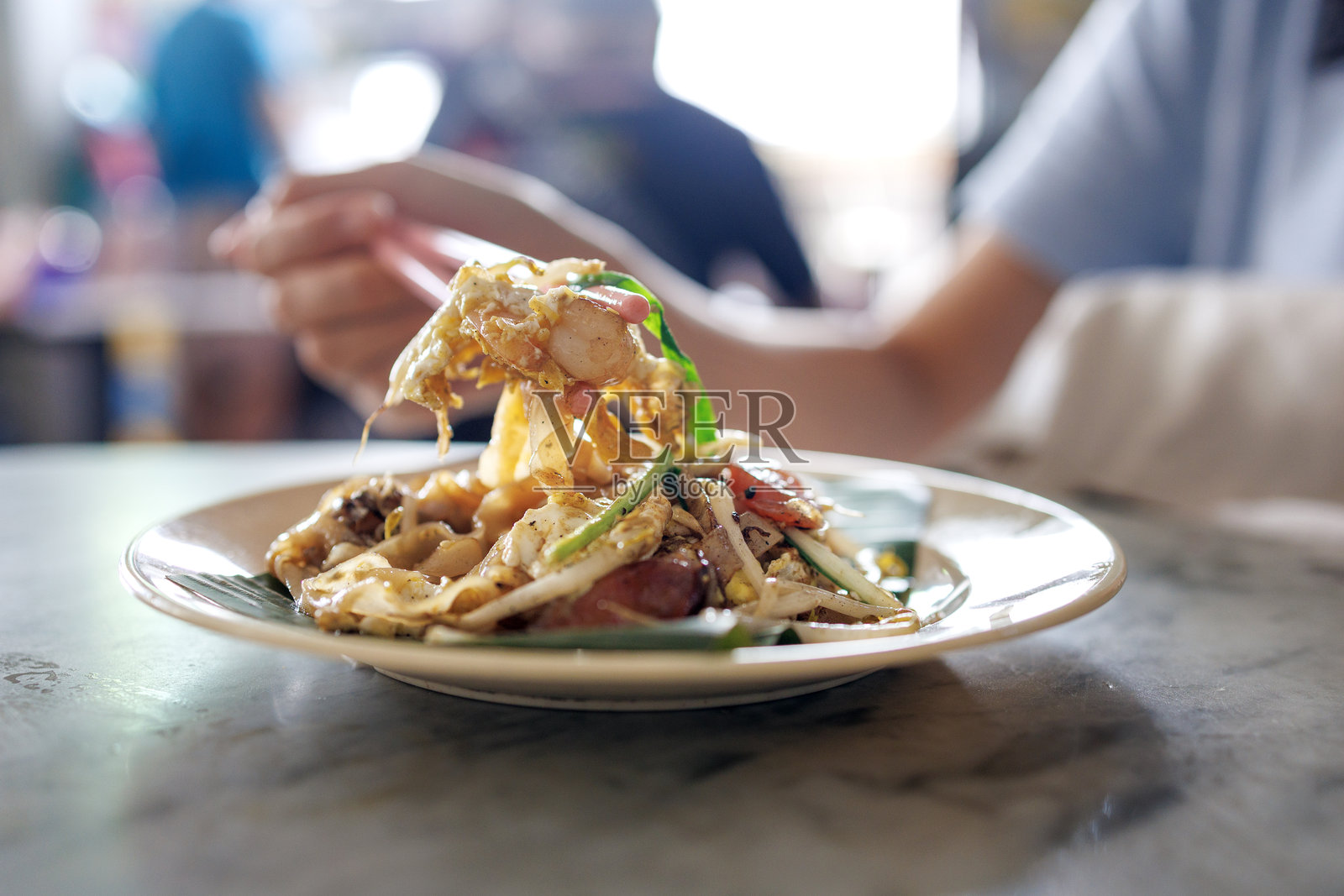 马来西亚小贩摊位上的炒粿条照片摄影图片