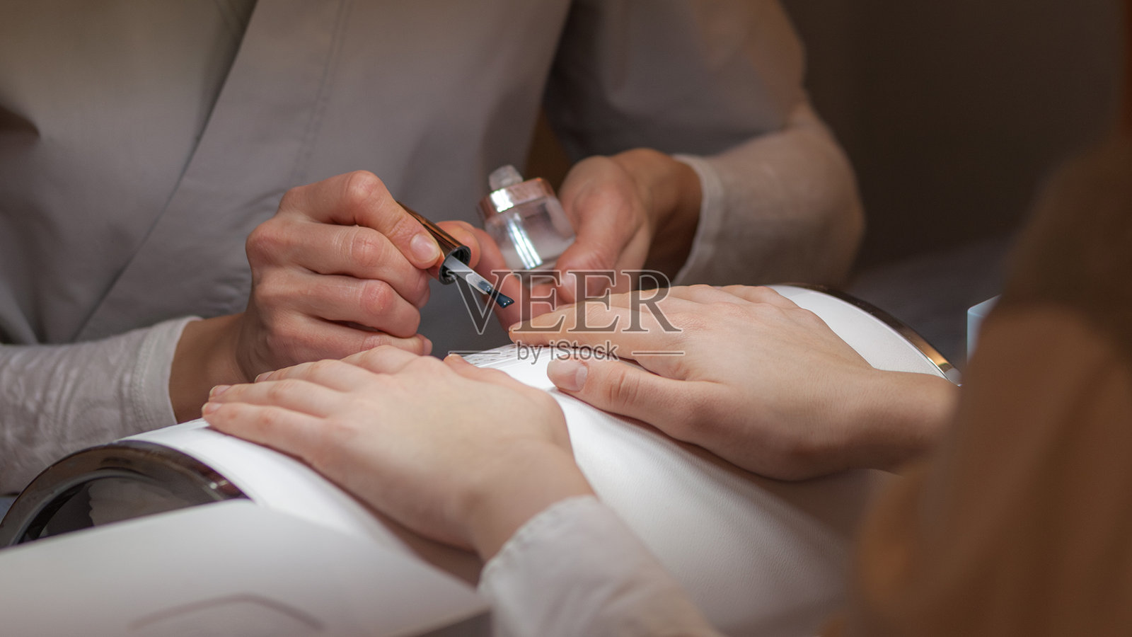 透明指甲油涂抹照片摄影图片