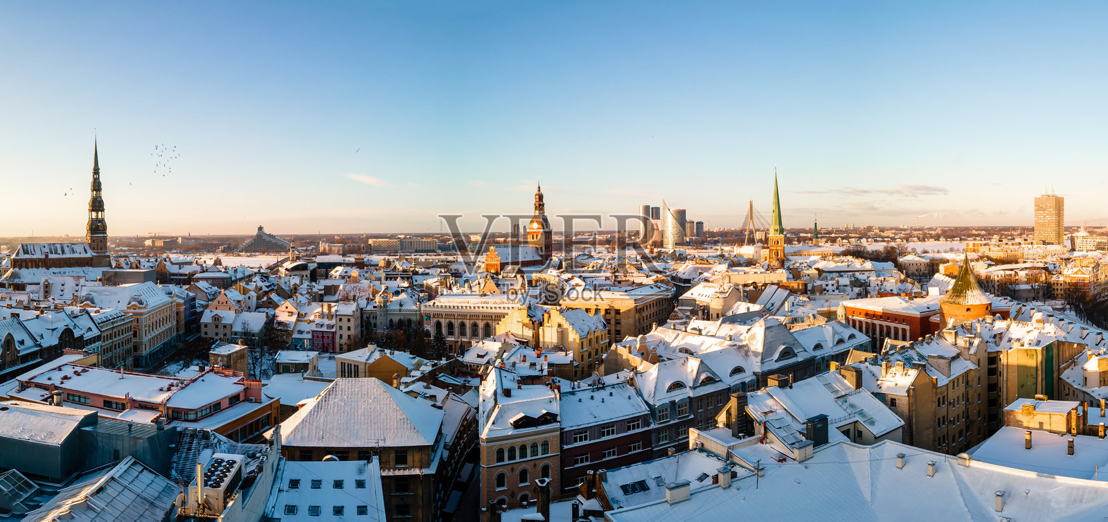 拉脱维亚里加老城冬季美丽一天的航拍全景照片摄影图片