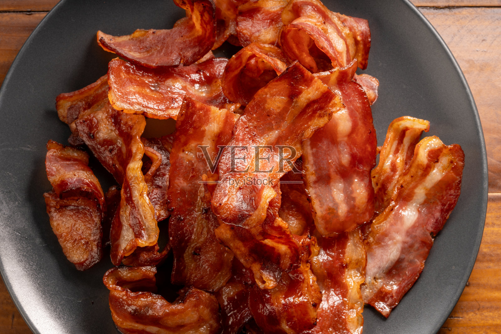 特写，香脆炸培根，刚出锅，金黄酥脆。美味早餐概念。照片摄影图片