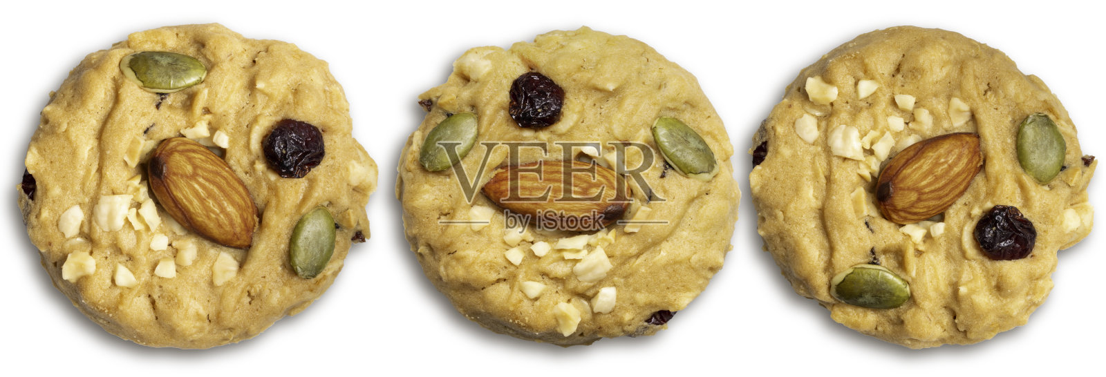 手工制作的带坚果和干果的饼干，孤立在白色背景上。新鲜烘焙的甜点，非常适合作为零食、烘焙概念、食品广告和甜点。照片摄影图片