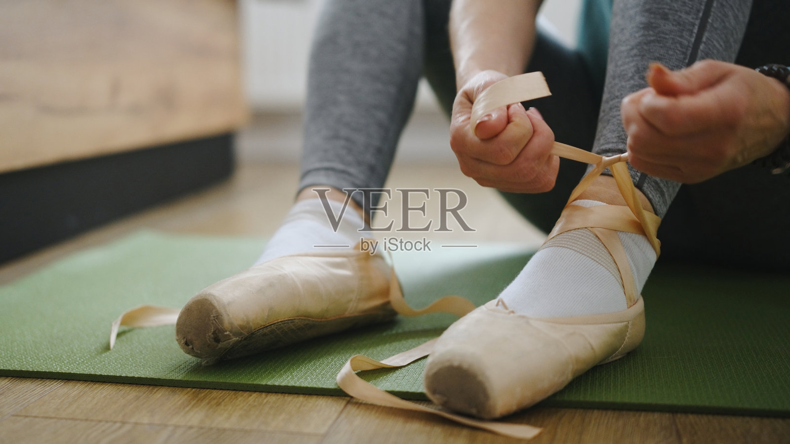 芭蕾舞者系着她的芭蕾舞鞋照片摄影图片