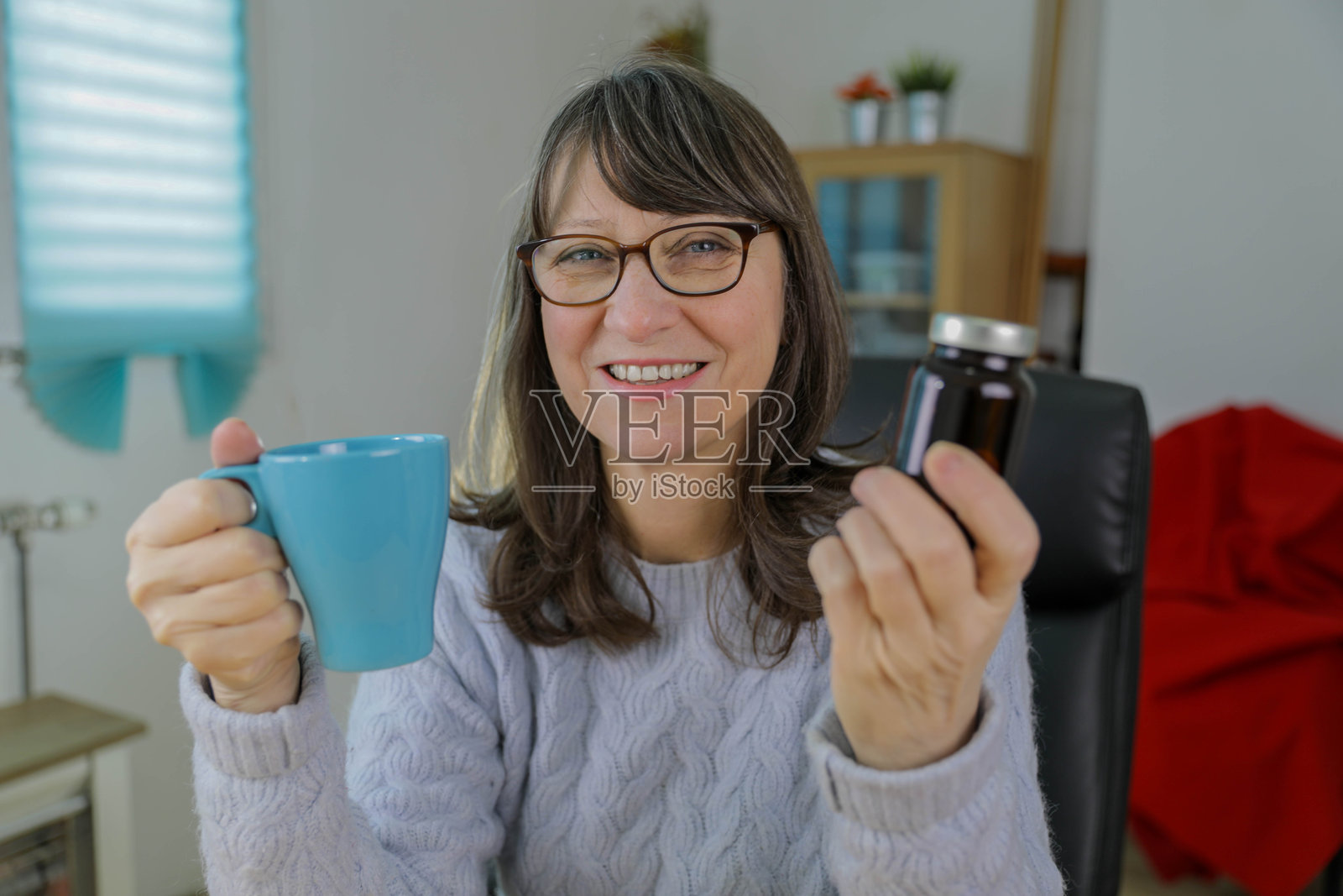 女性向医生展示药物的数字医疗就诊照片摄影图片