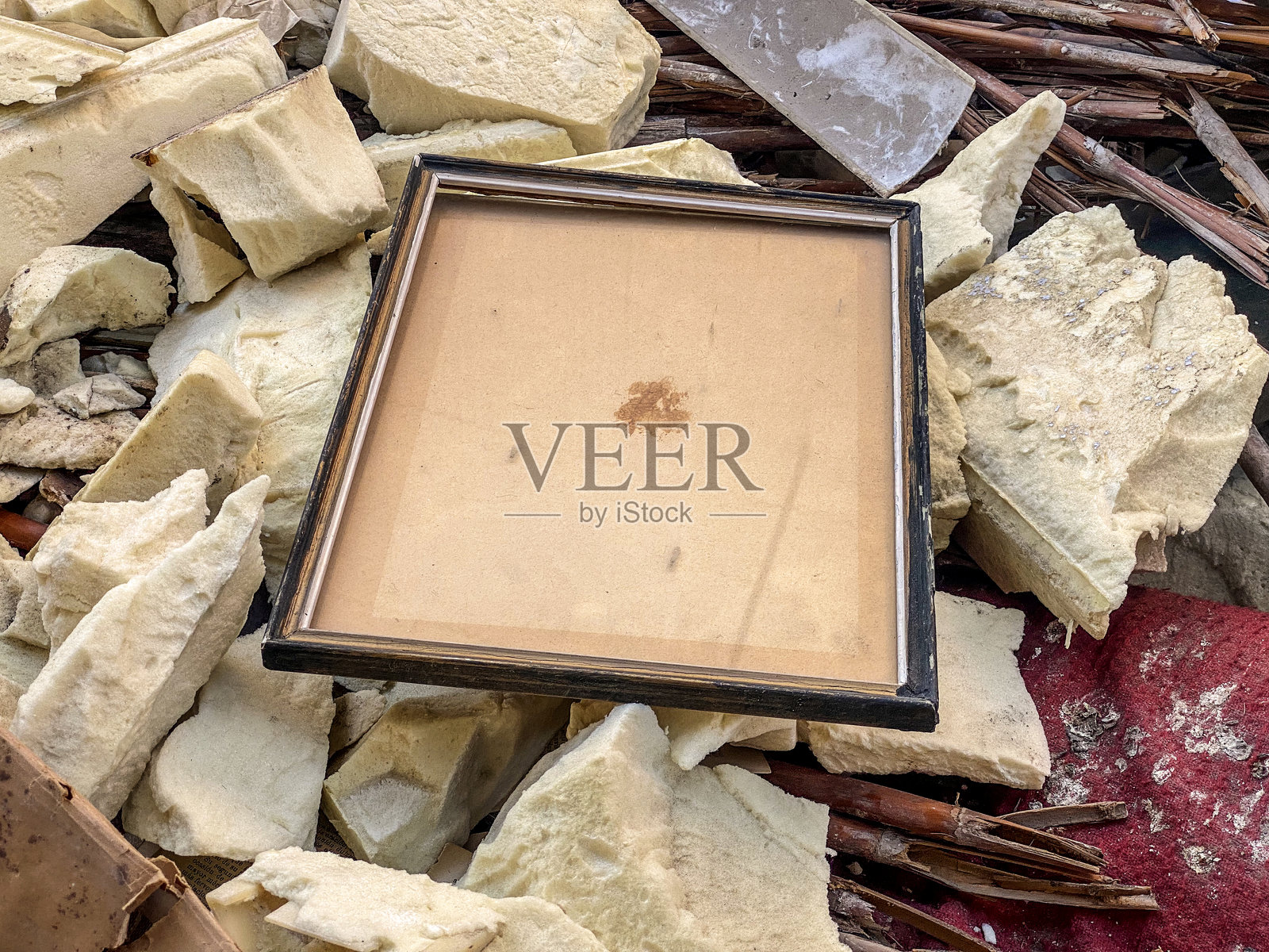 废墟上空置的相框照片摄影图片