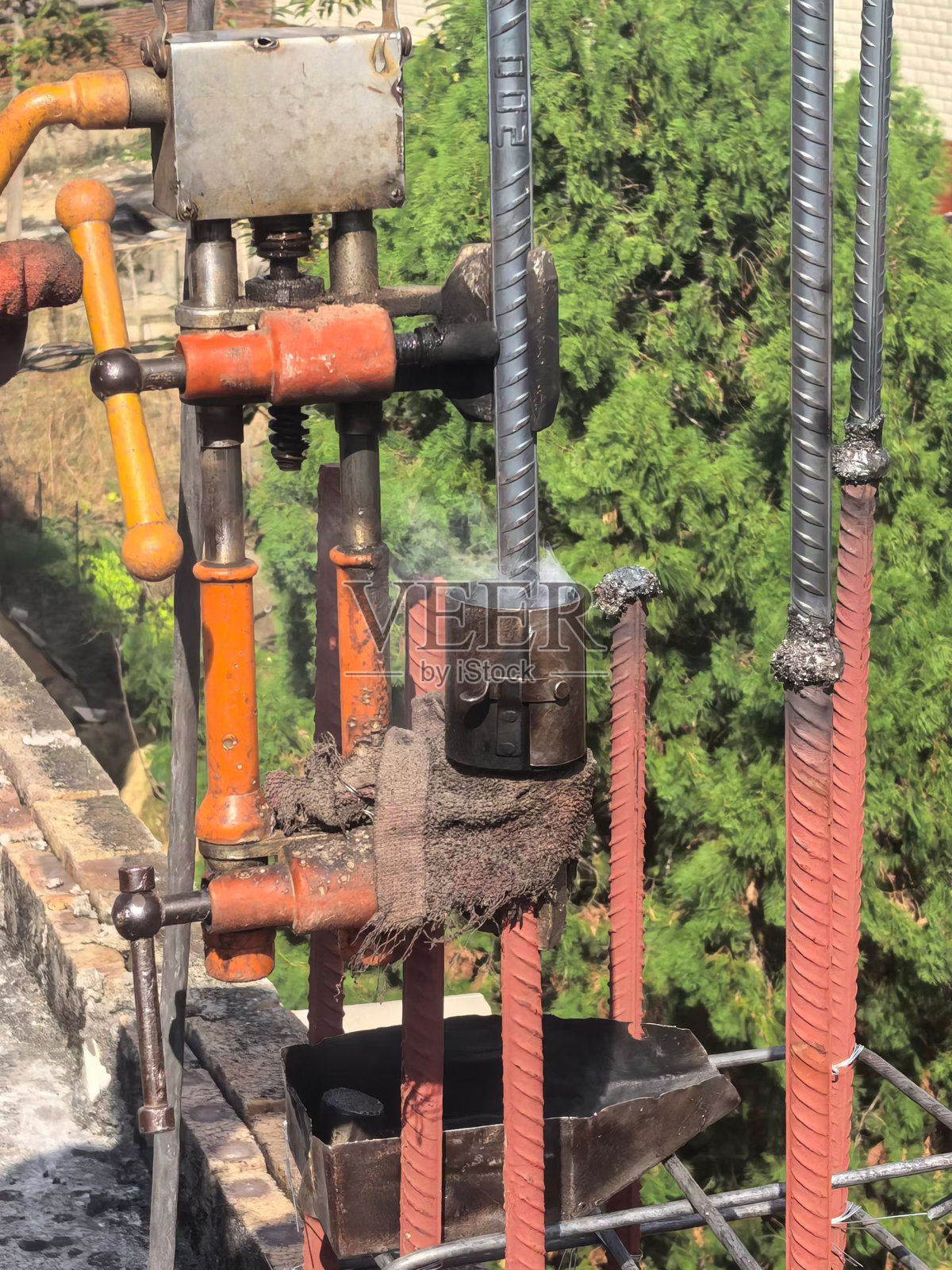 建筑工地：钢筋电阻焊——工业过程特写照片摄影图片