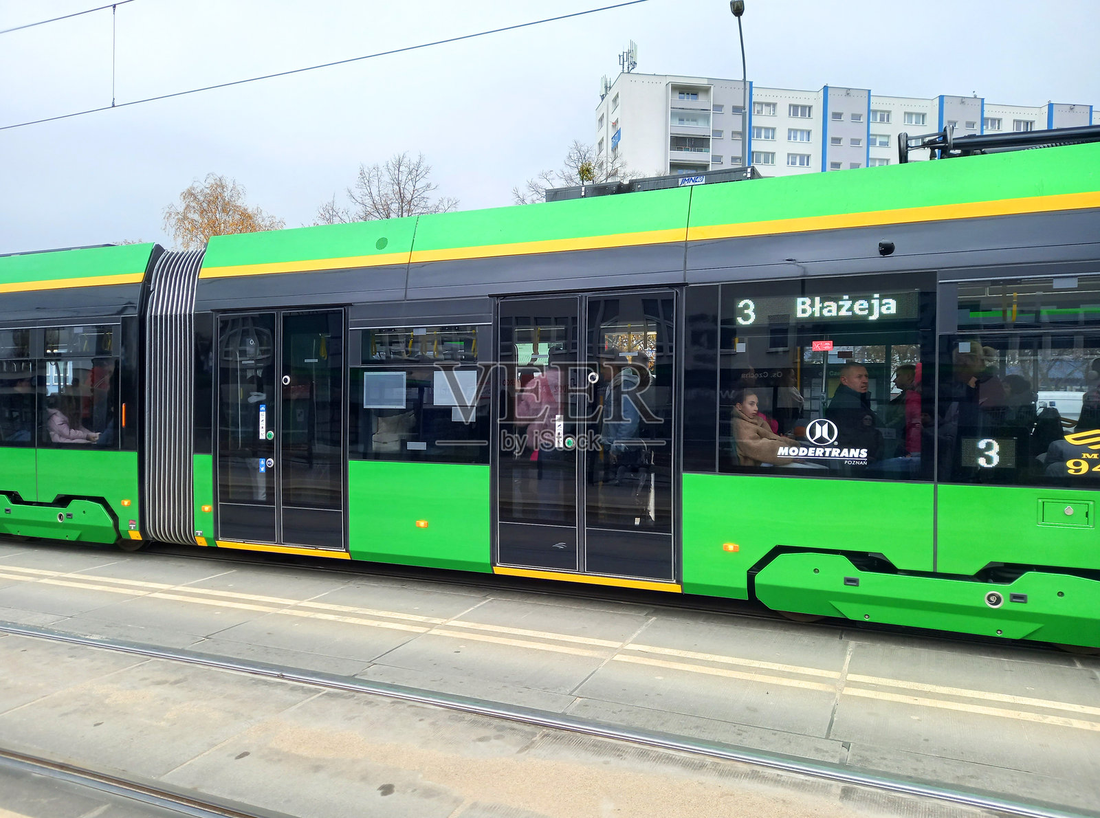 城市街道上的有轨电车 Moderus Gamma。照片摄影图片