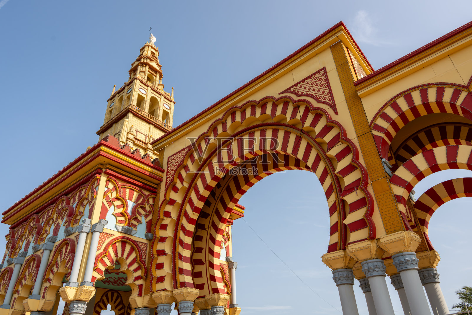 夜幕下，安达卢西亚（Andalucia）西班牙科尔多瓦博览会（Cordoba Fair）被灯光照亮的宏伟正门（Portada）。照片摄影图片