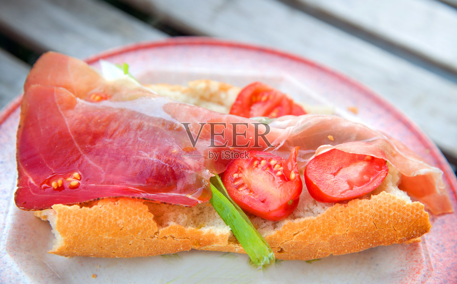 帕尔马火腿；樱桃番茄；三明治；食物；食品与饮品；帕尔马火腿照片摄影图片