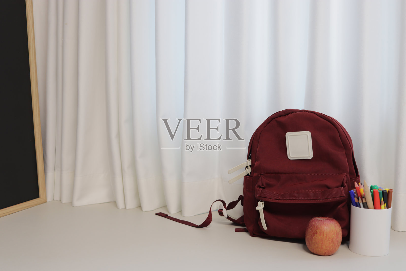 新学期准备概念与书包照片摄影图片