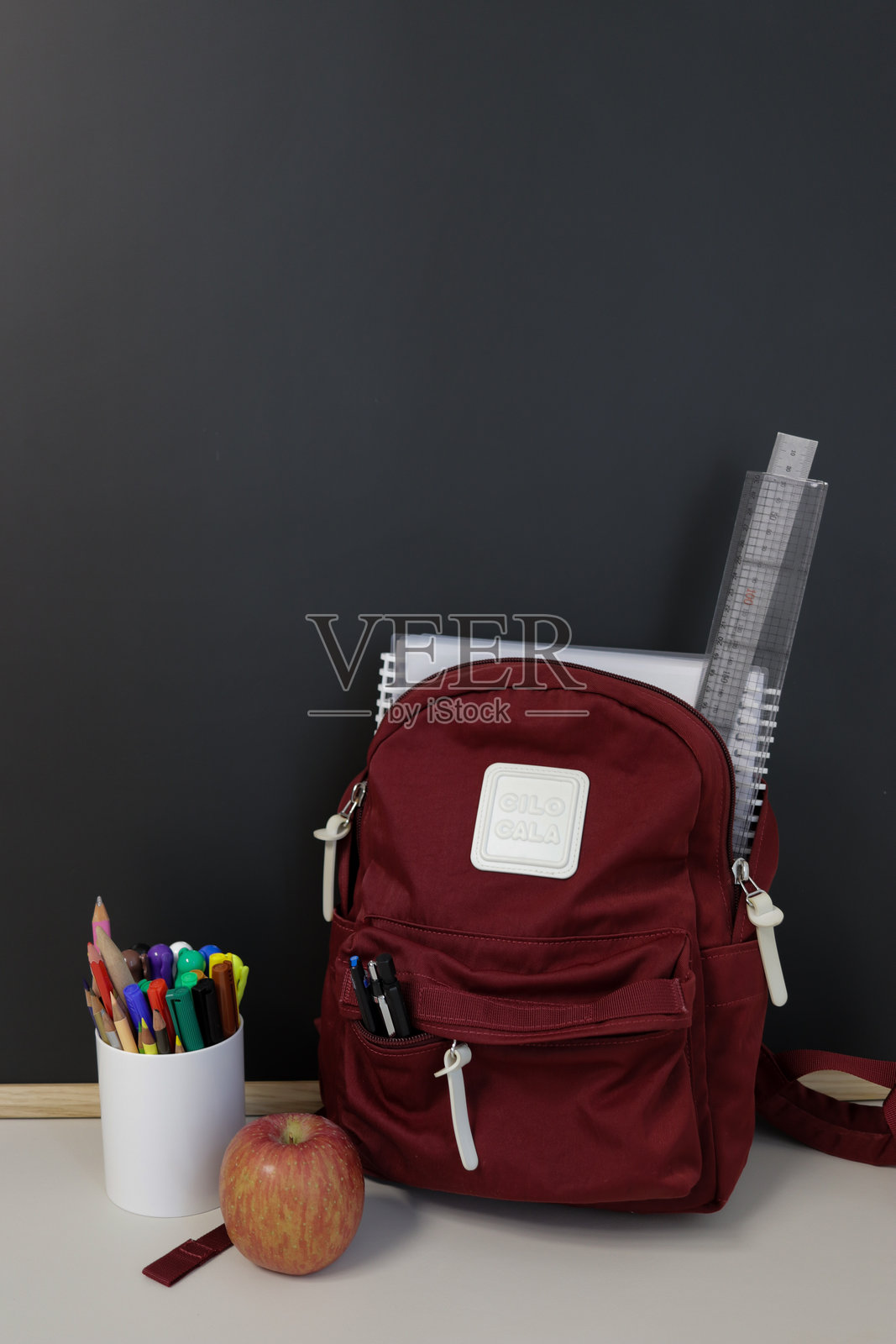 新学期准备：书包与学习用品照片摄影图片