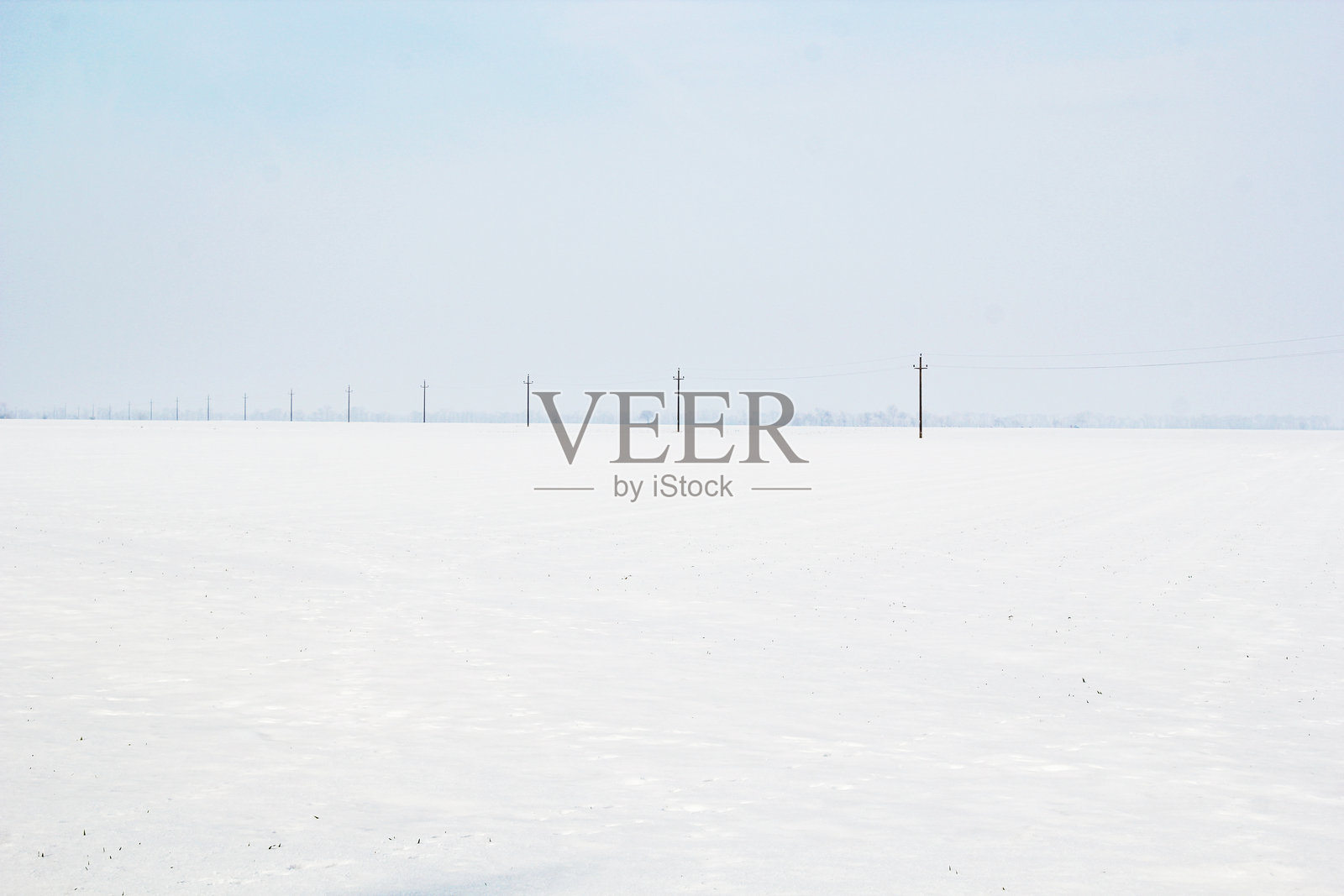 雪景中的电线杆，白雪皑皑，日光充足照片摄影图片