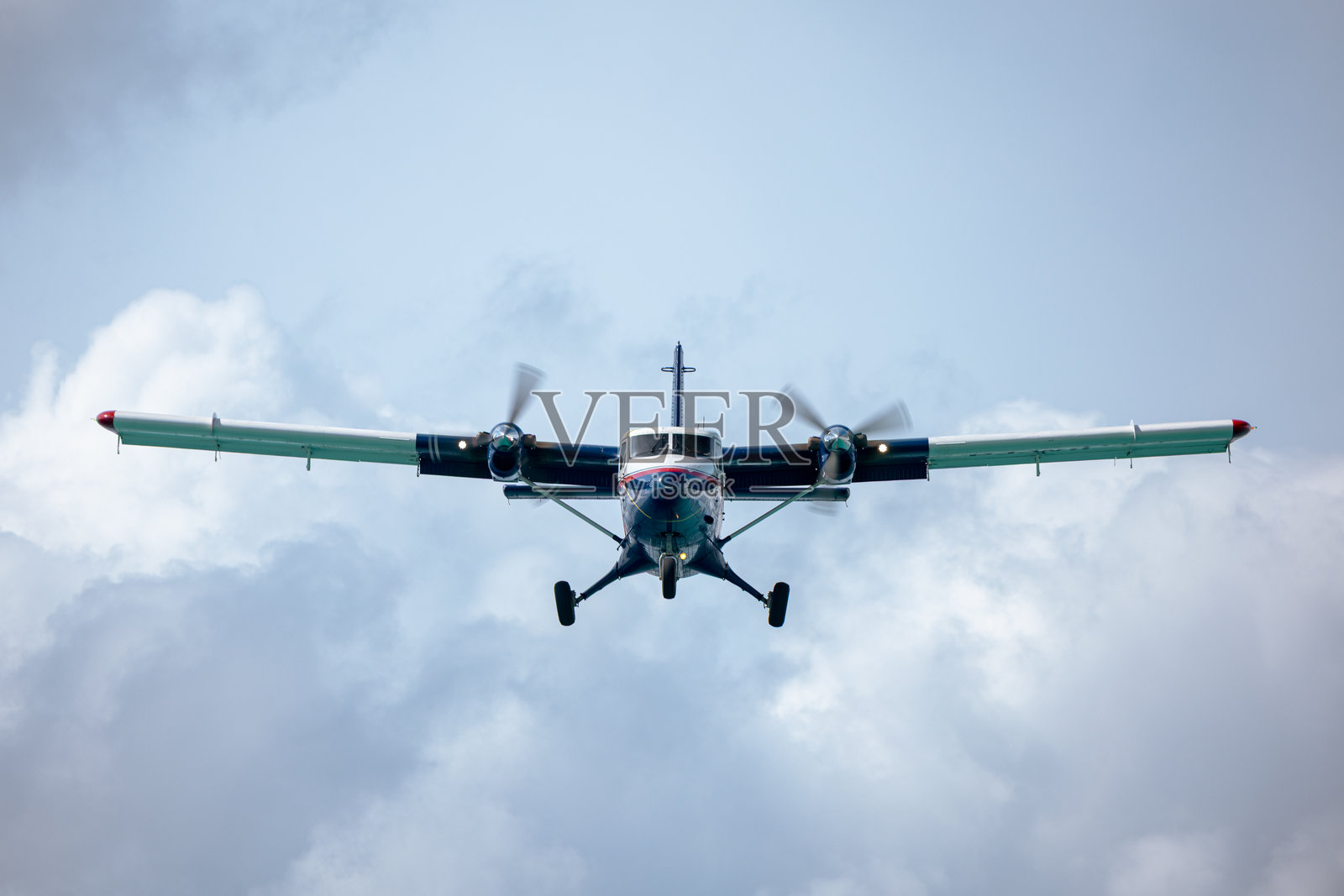 圣马丁岛马霍海滩的飞机接近机场，这里是日光浴、游泳和观赏飞机的著名目的地。照片摄影图片