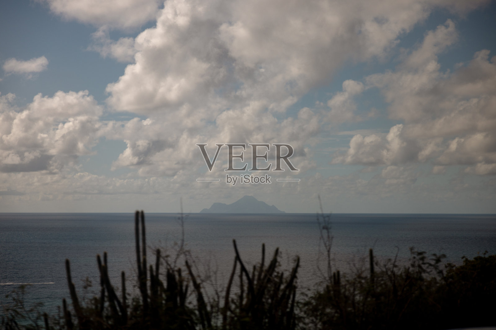 圣马丁岛沿岸风光，这里是日光浴、游泳和观赏飞机的著名目的地。照片摄影图片