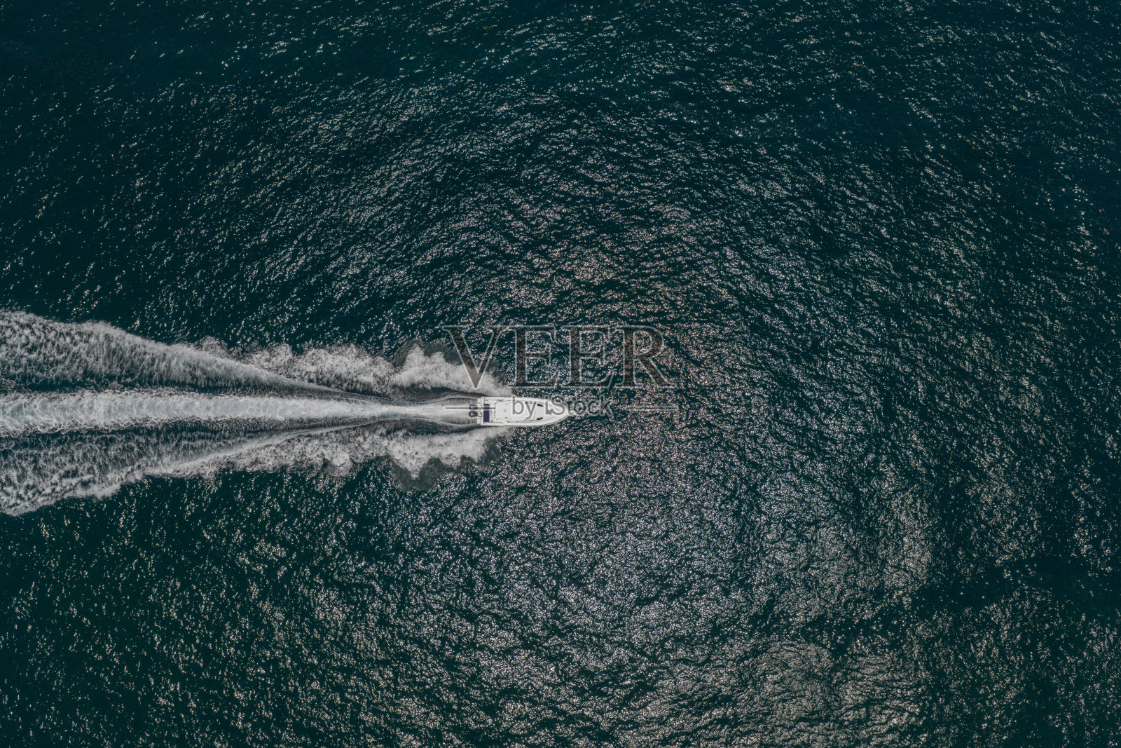 游艇游船之旅。豪华游艇航行。海上摩托艇航行。海上的豪华私人游艇。豪华摩托游艇。船用发动机空中视角。夏季假期。摩托艇的空中俯瞰视角照片摄影图片