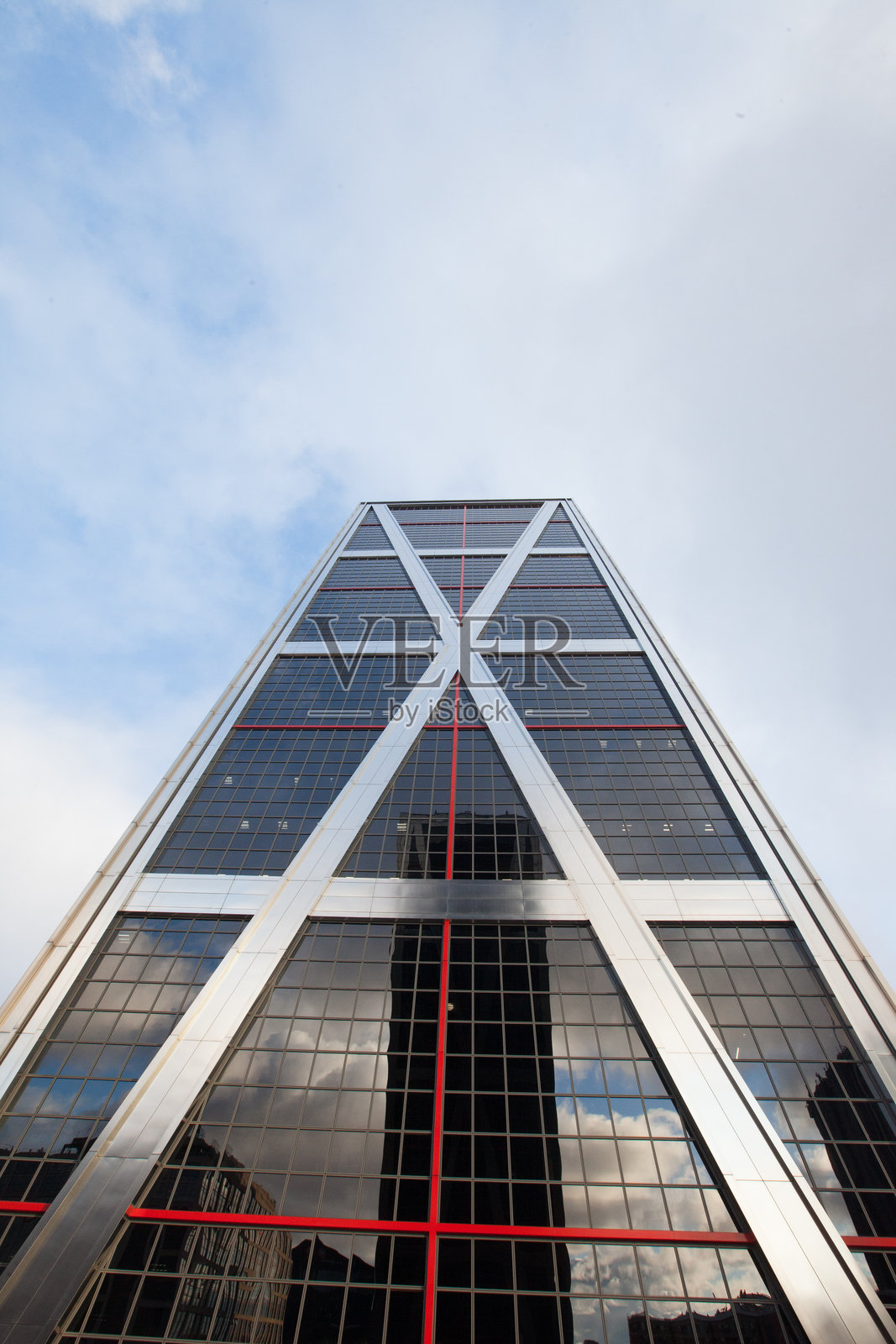 马德里卡斯蒂利亚广场的KIO塔或欧洲之门照片摄影图片