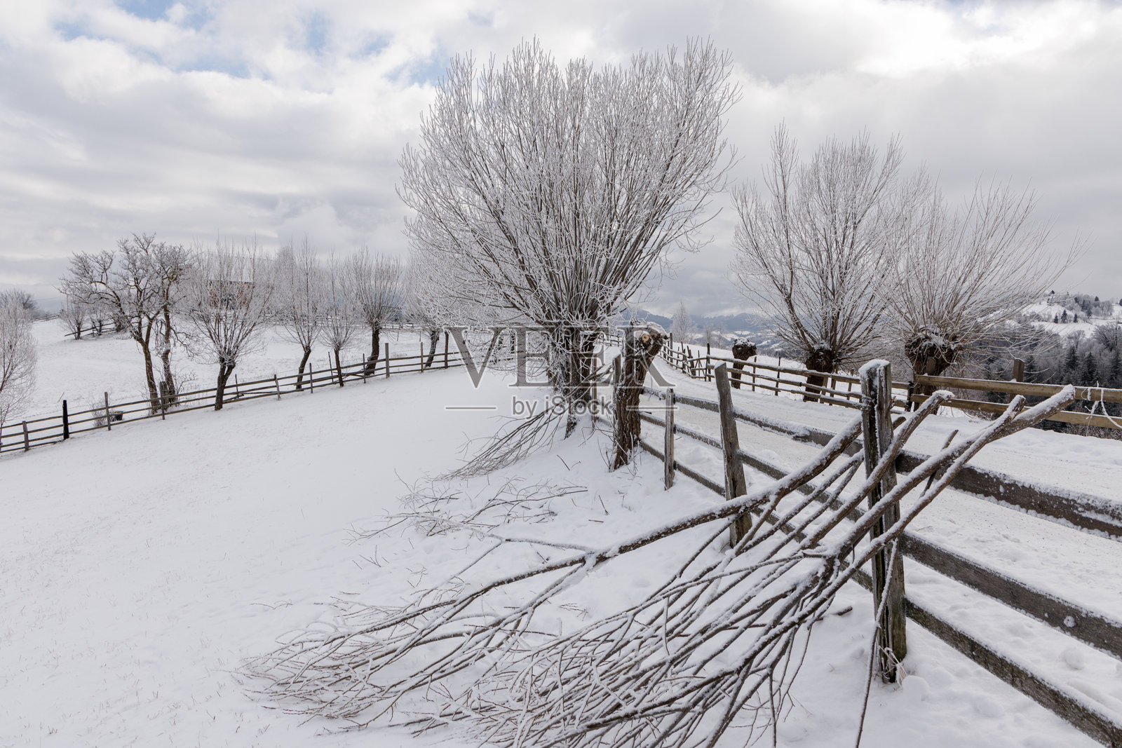 罗马尼亚喀尔巴阡山区乡村雪路照片摄影图片
