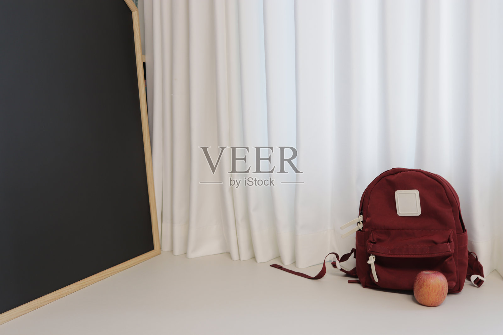 健康开学季静物，包含苹果和背包照片摄影图片