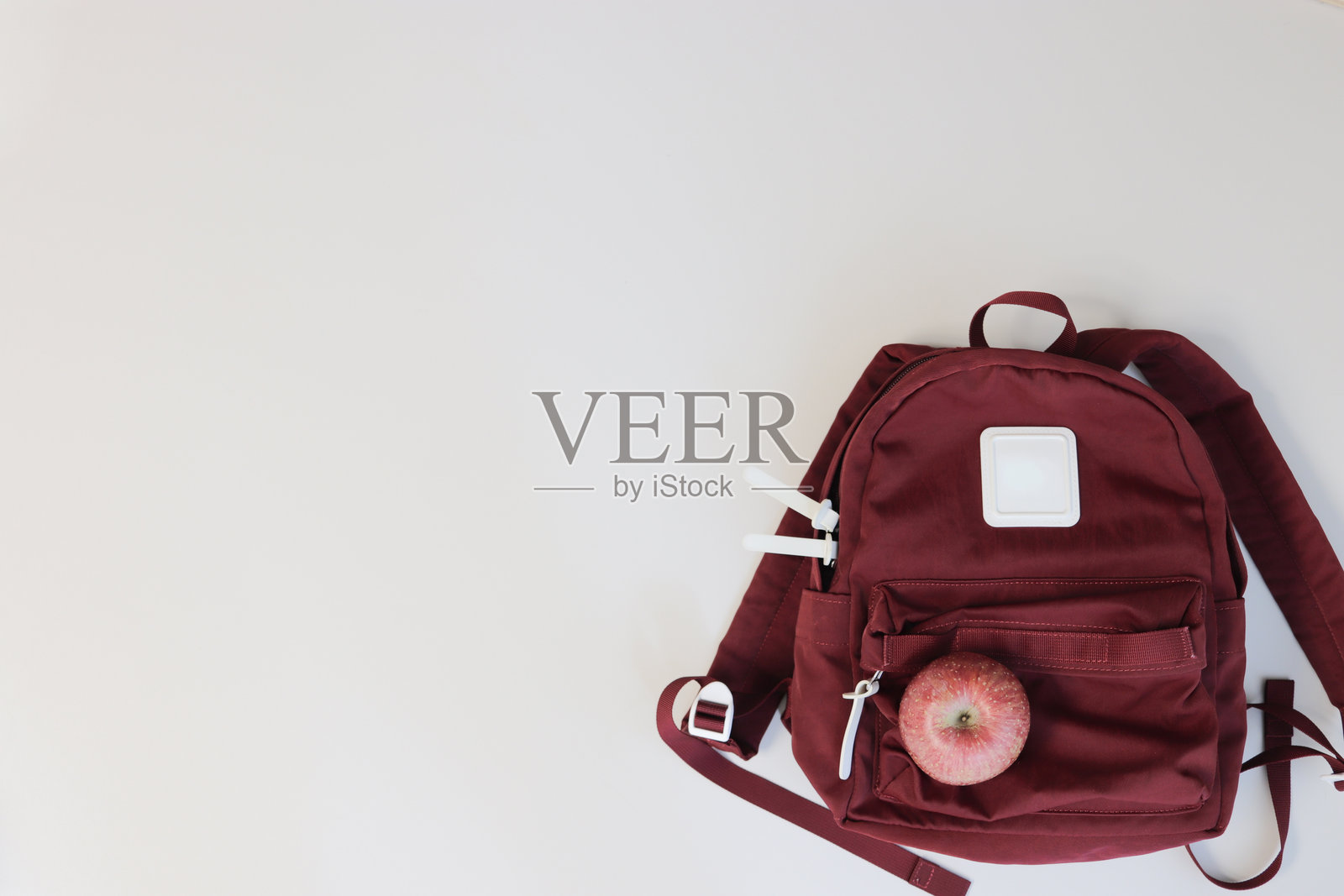 新学期开学，配备背包和健康苹果照片摄影图片