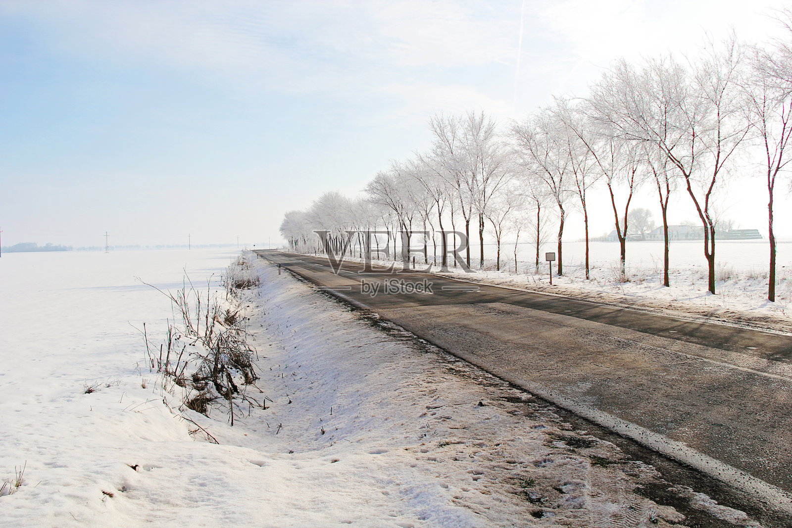 美丽的冬日冰封雪景，有雾凇树木和道路照片摄影图片