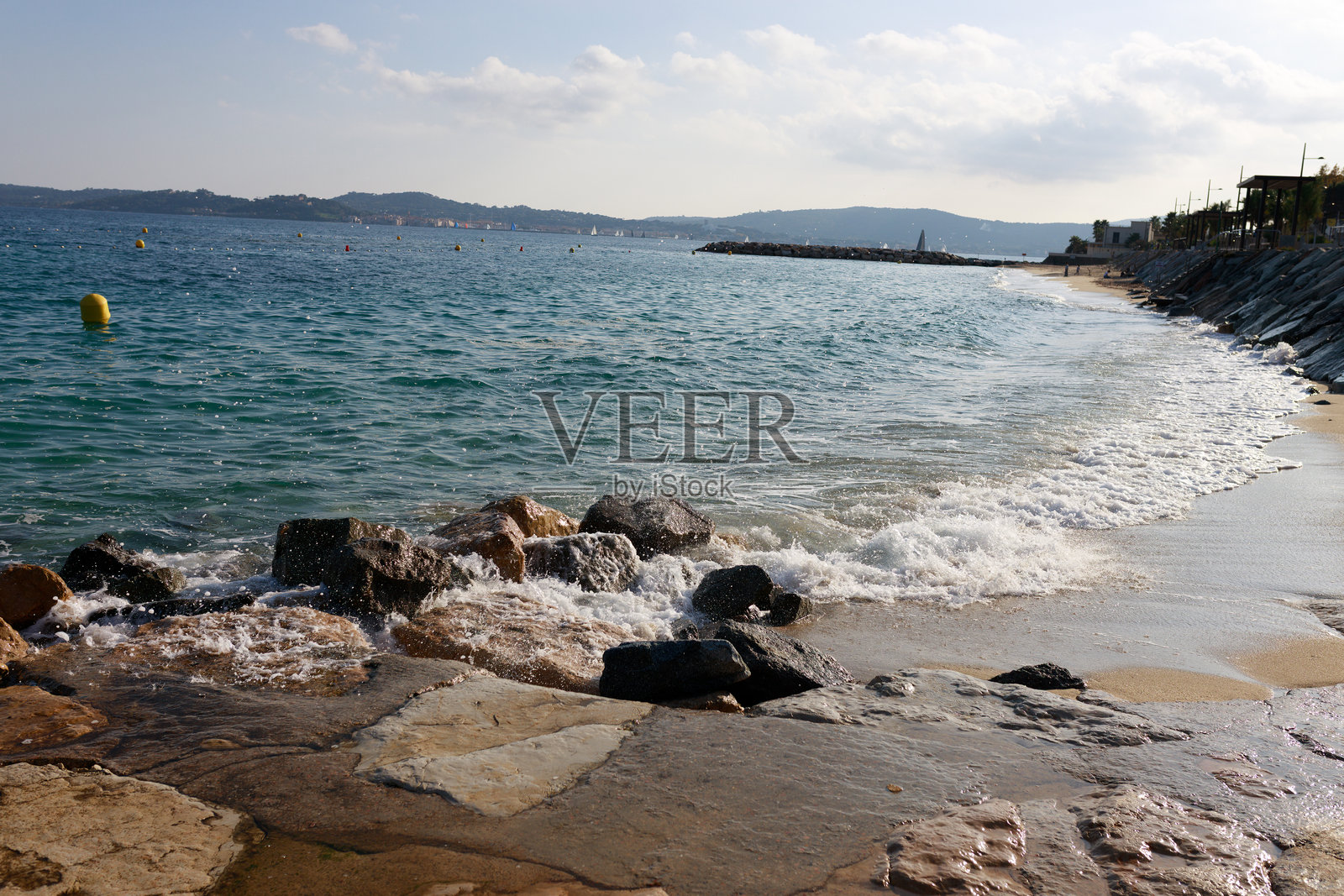 海浪拍打着海岸，美丽的绿松石色的海洋照片摄影图片