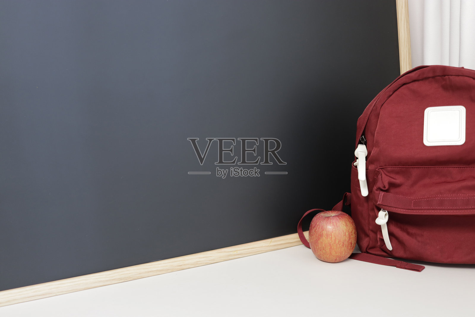 带有背包和苹果的开学背景照片摄影图片