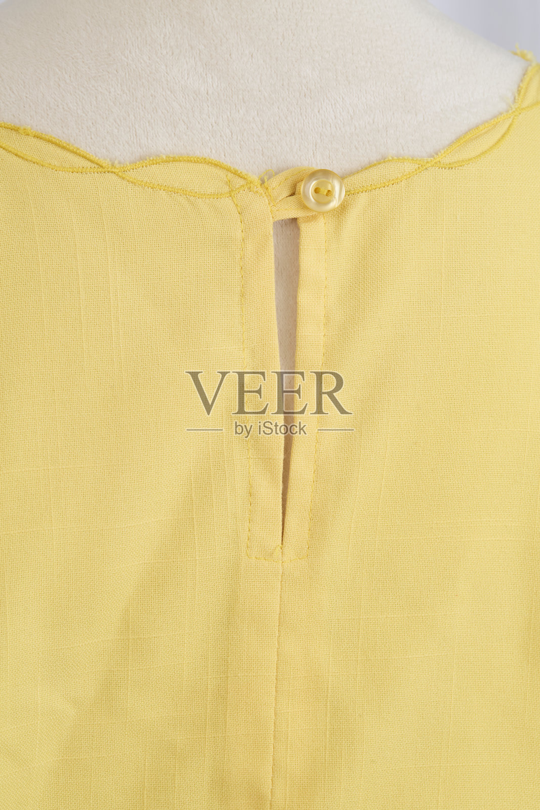 模特身上的黄色花卉装饰衬衫照片摄影图片