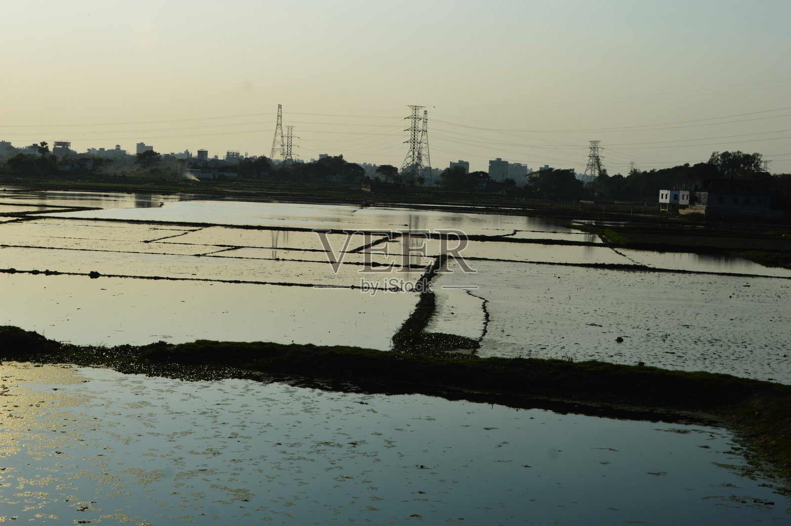 宁静的乡村景观，有水道和田野照片摄影图片