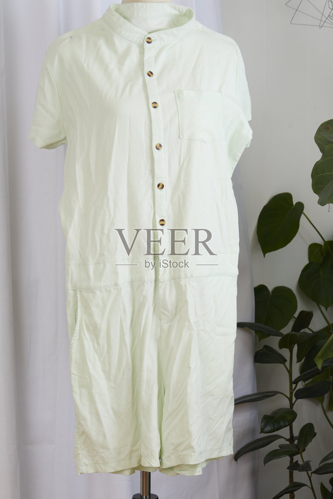 模特身上的绿色毛衣照片摄影图片