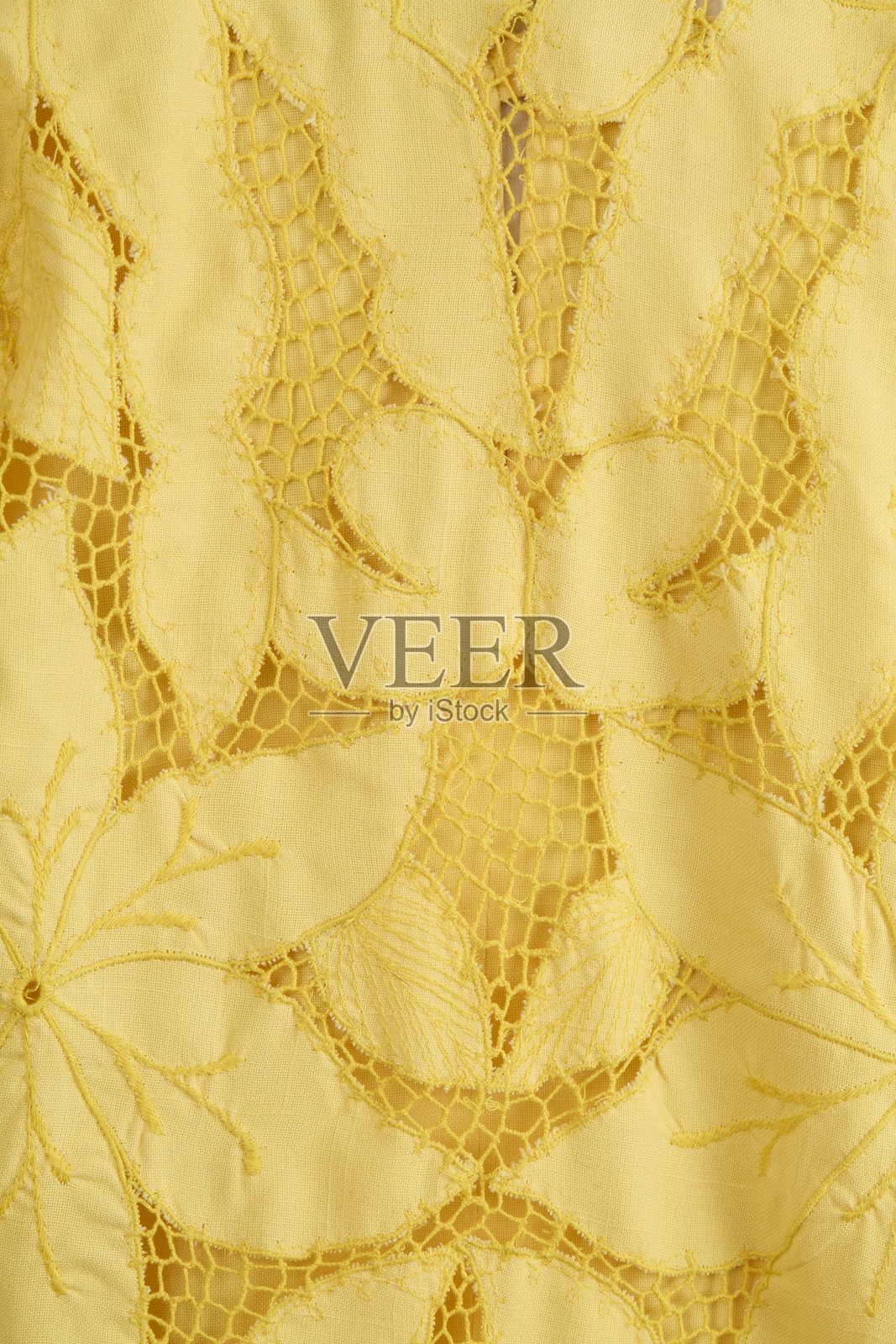 模特身上带有黄色花卉装饰的碎花衬衫照片摄影图片