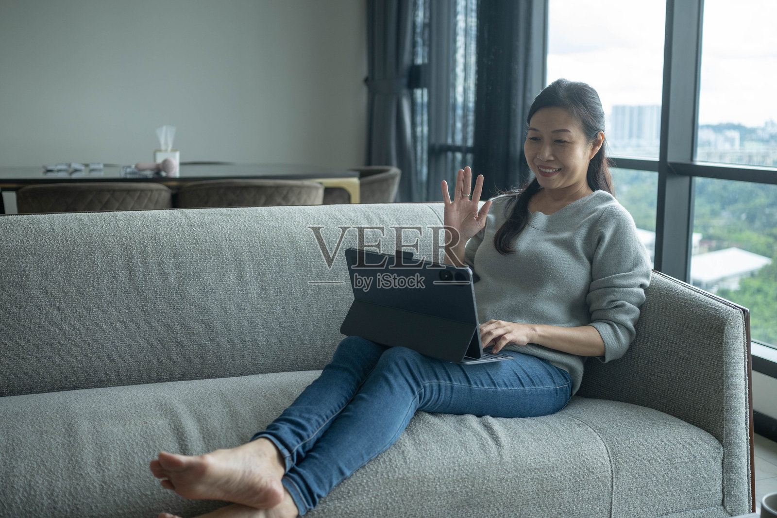 室内使用笔记本电脑的时髦女士照片摄影图片