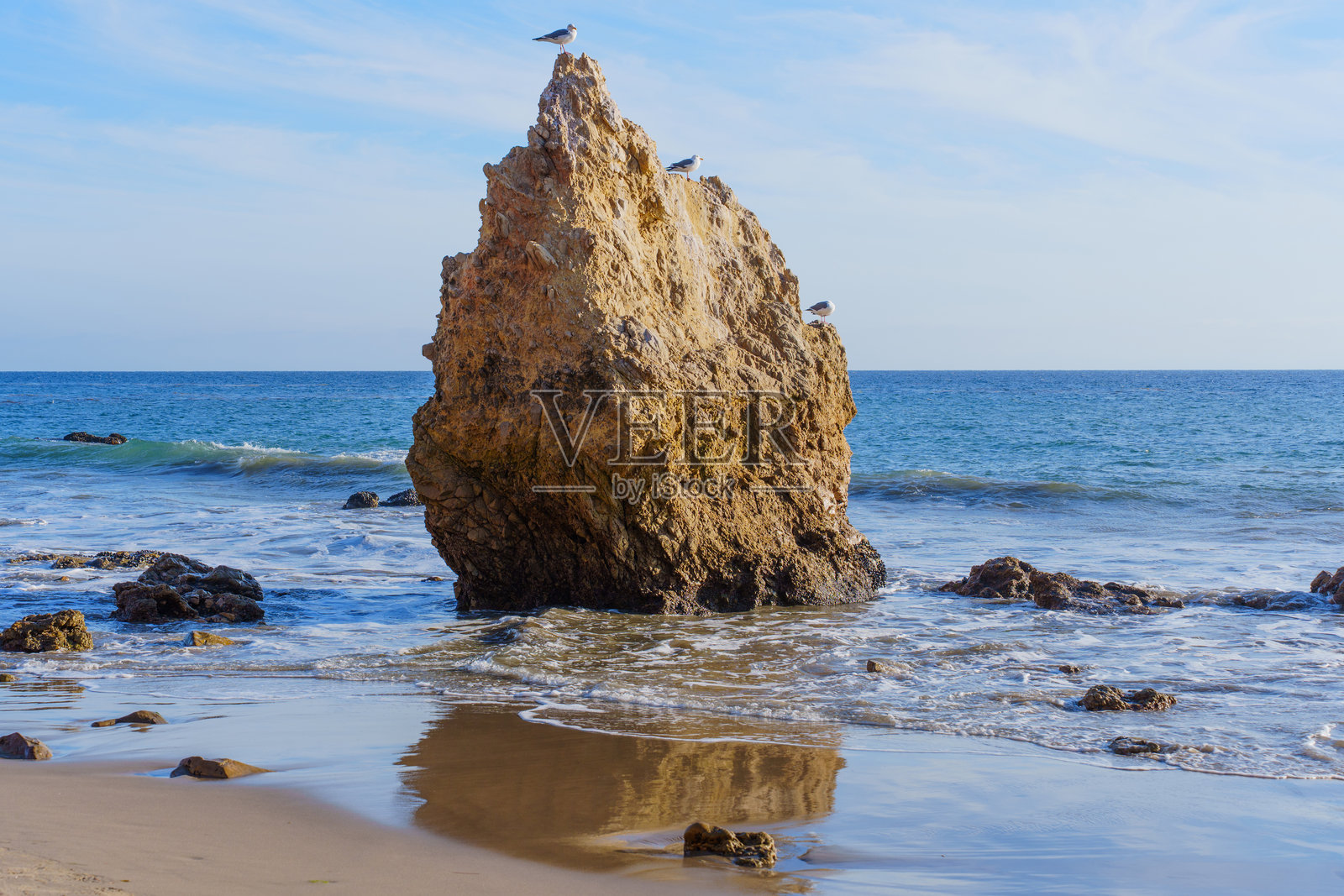 El Matador 海滩岩层，海鸥栖息于上方海洋之上照片摄影图片