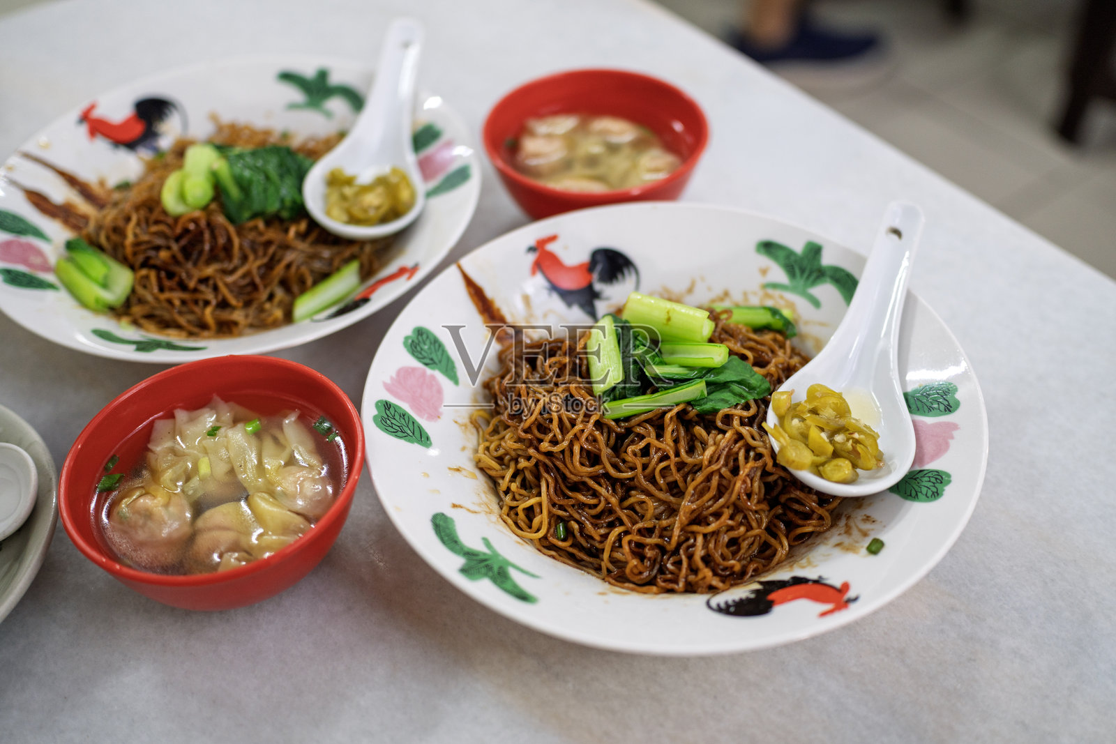 马来西亚干捞鸡蛋面配云吞汤，在当地咖啡店供应照片摄影图片