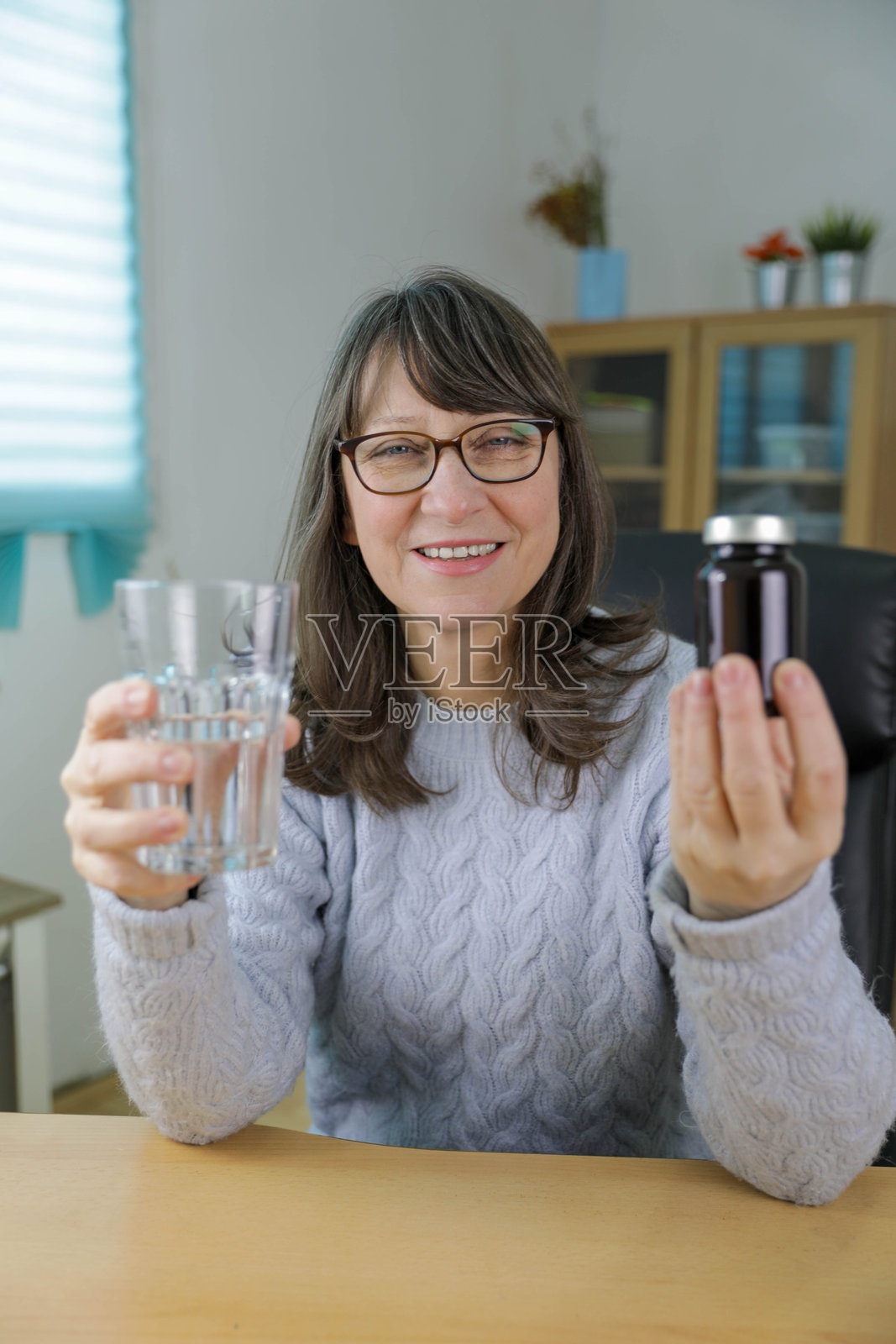 数字医疗就诊，一名女子向医生展示药物照片摄影图片