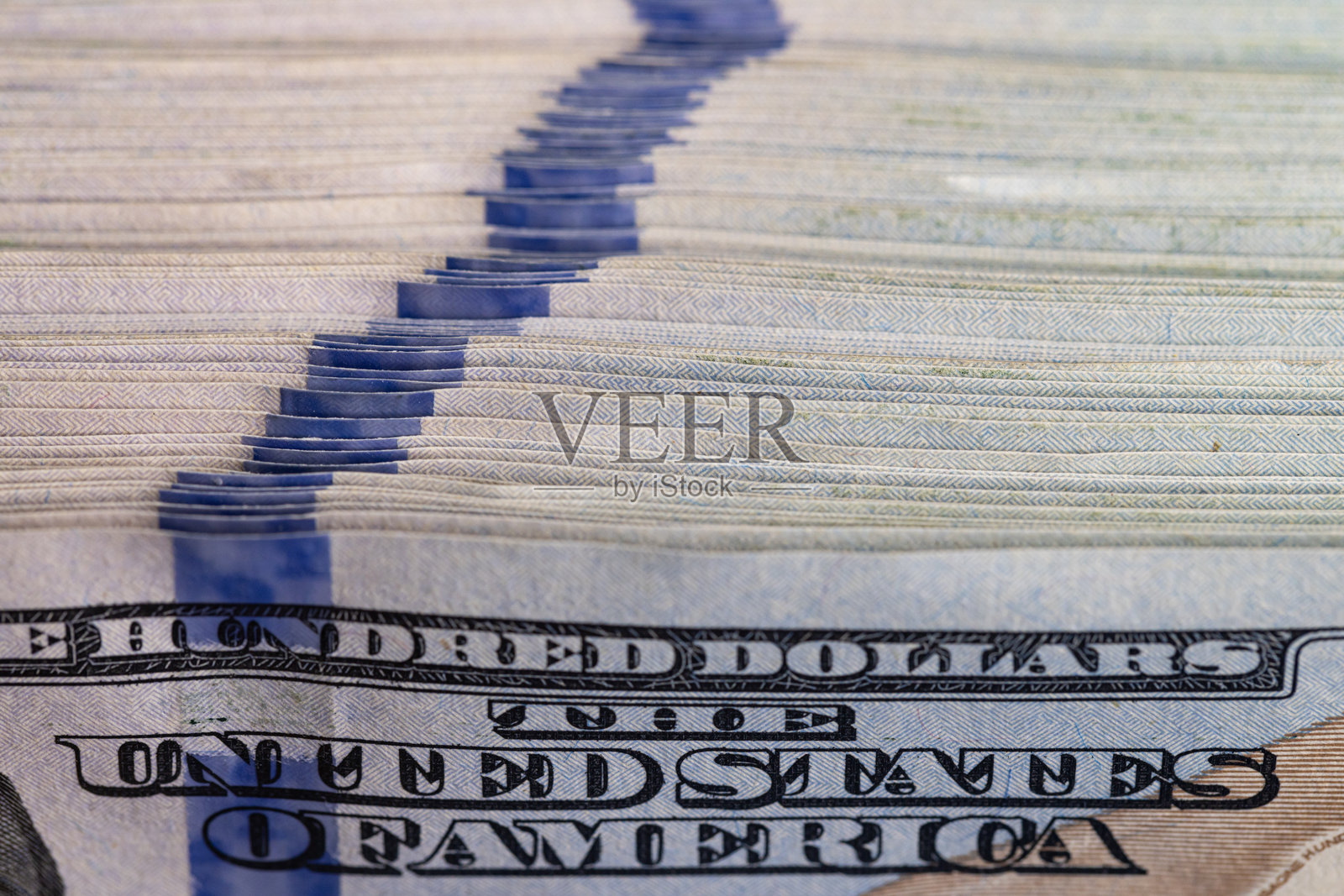 美元堆叠上的蓝色安全丝带照片摄影图片