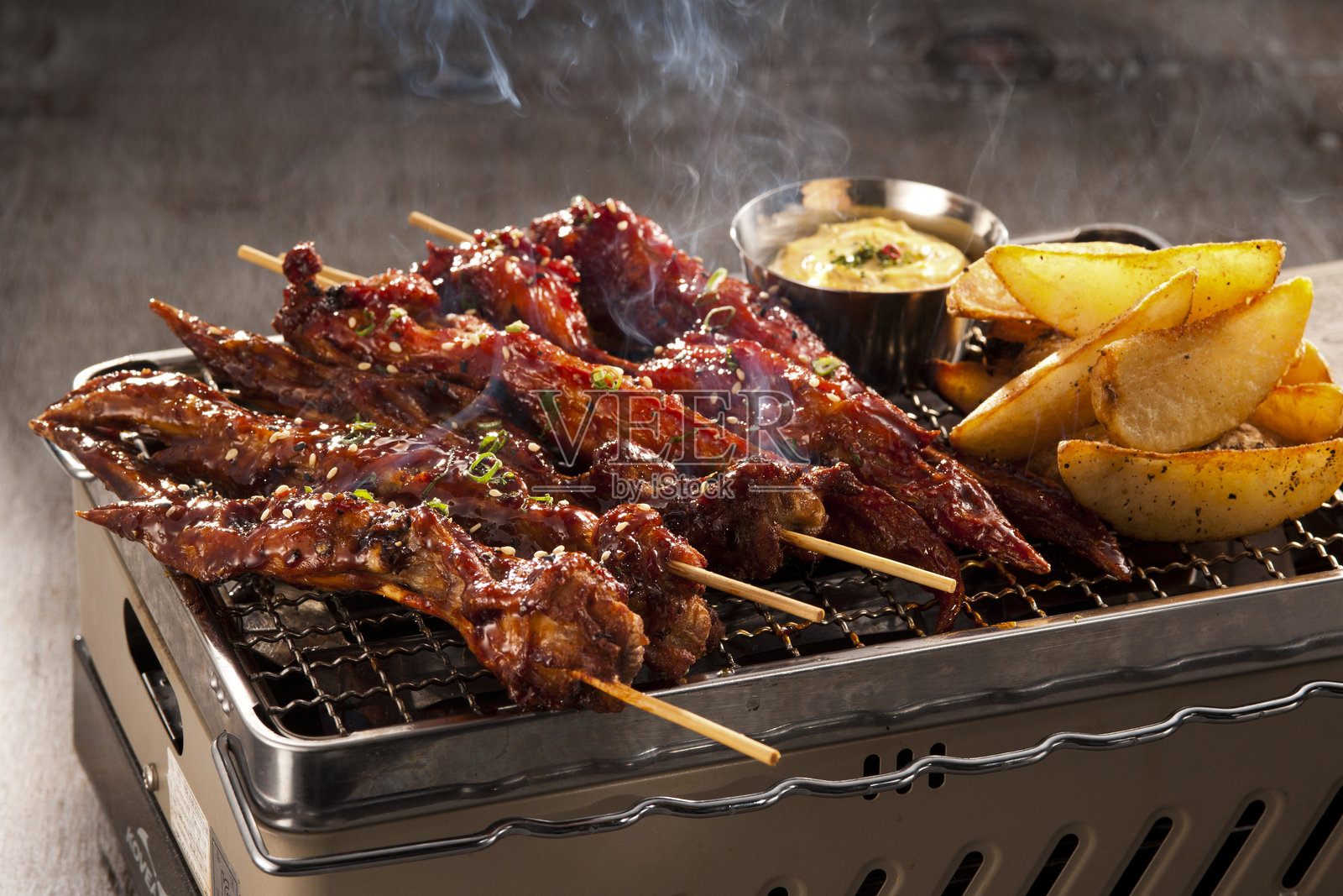 烤辣鸡翅串配土豆角照片摄影图片