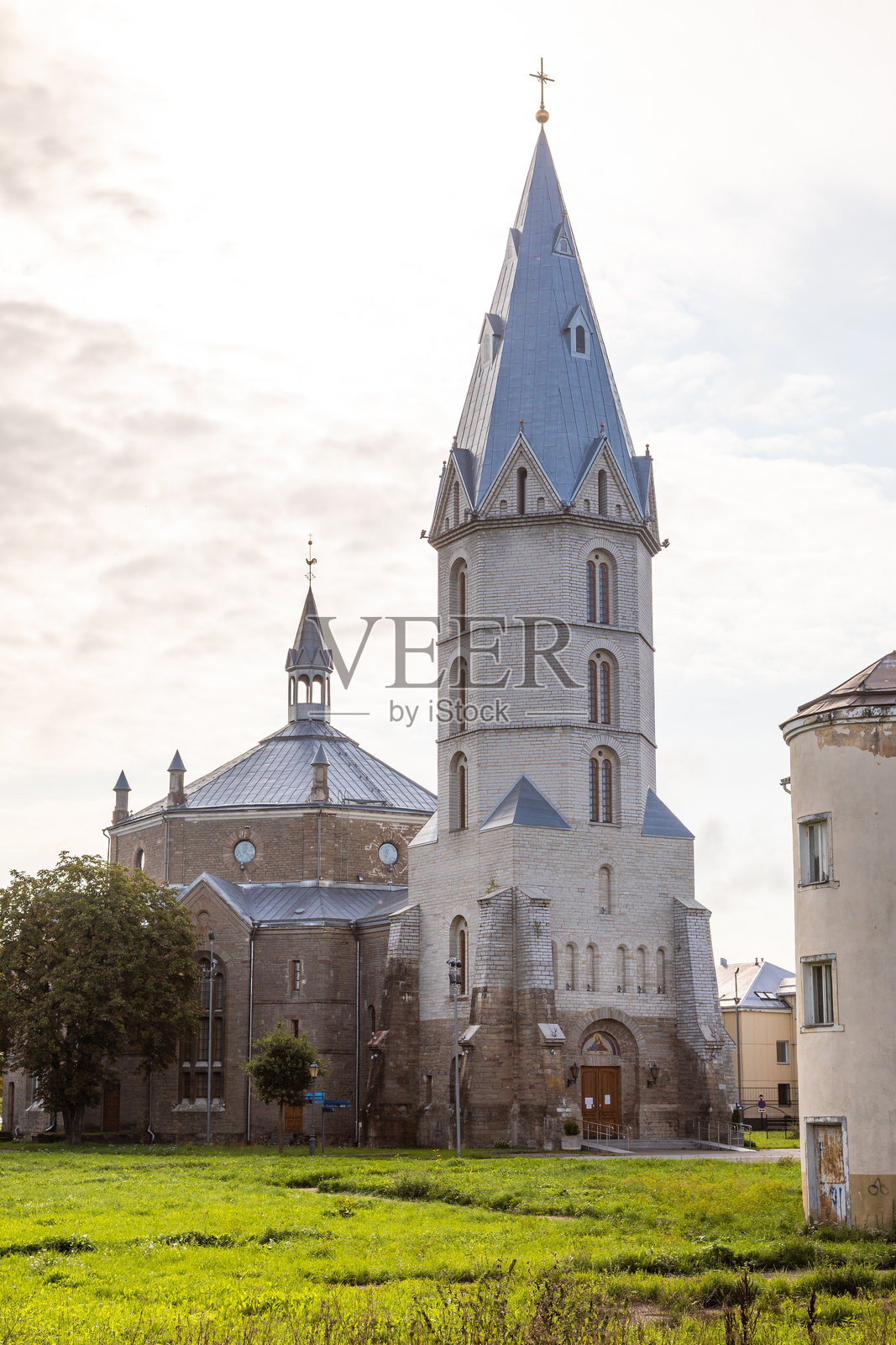 爱沙尼亚纳尔瓦圣亚历山大教堂在晨光下照片摄影图片
