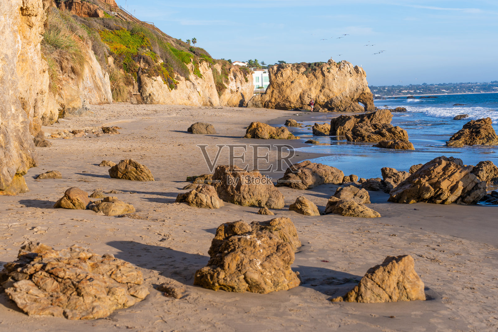 埃尔马塔多州立海滩的岩石海岸和金色沙滩照片摄影图片