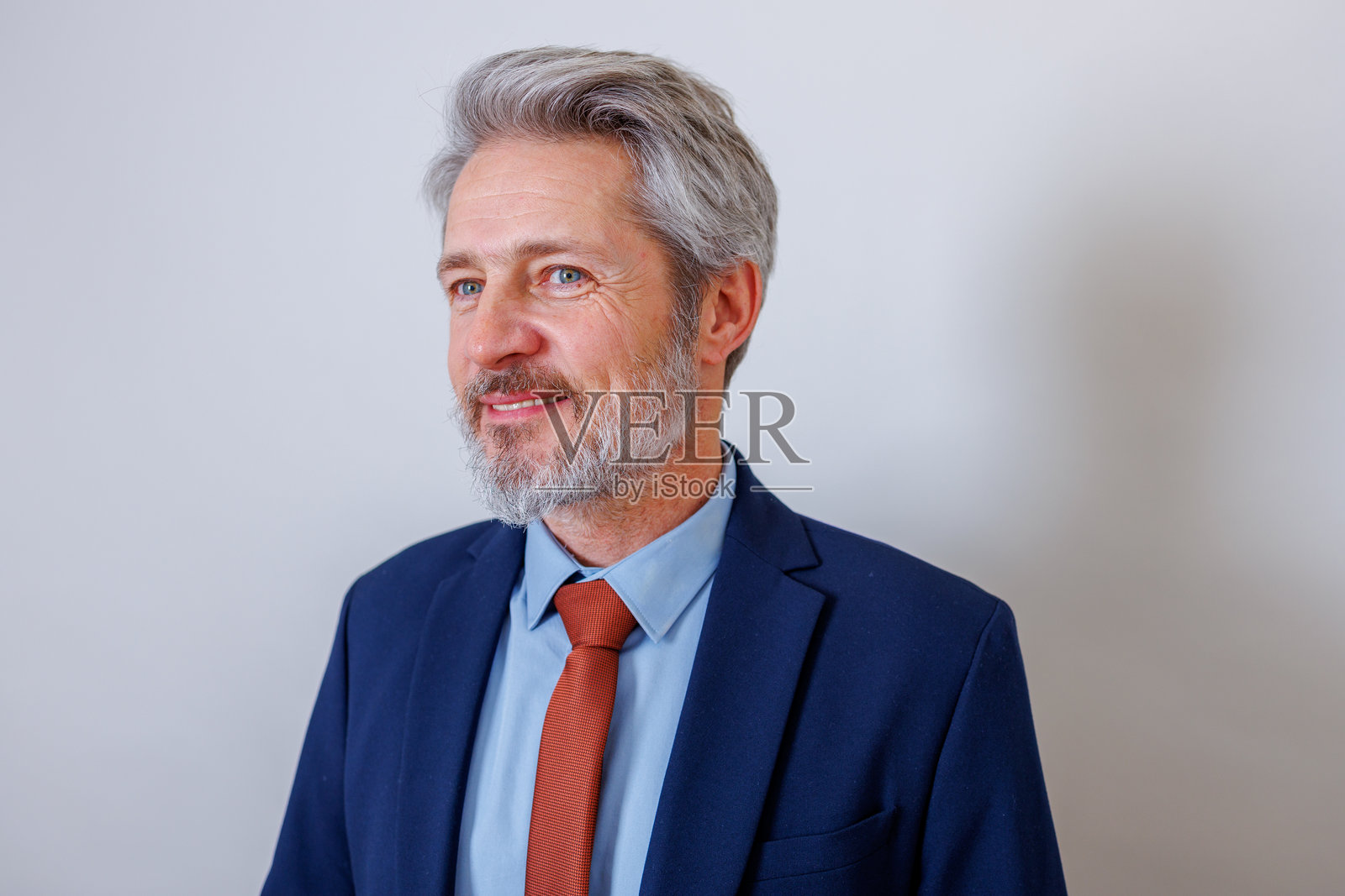 自信专业的成熟商务人士，面带微笑看向远方照片摄影图片