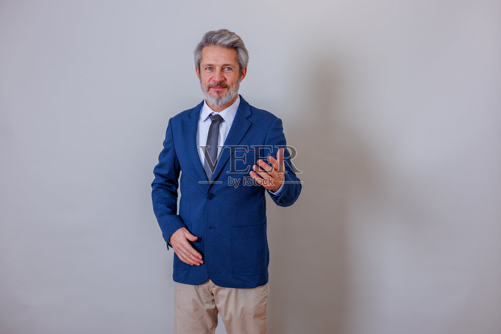 自信成熟的成年男性商人正在用手势和言语交流专业想法照片摄影图片