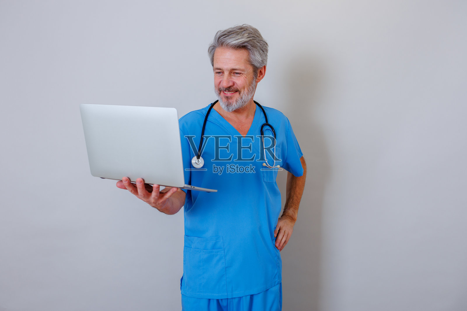 医务人员使用笔记本电脑进行远程医疗咨询，展示现代数字医疗服务照片摄影图片