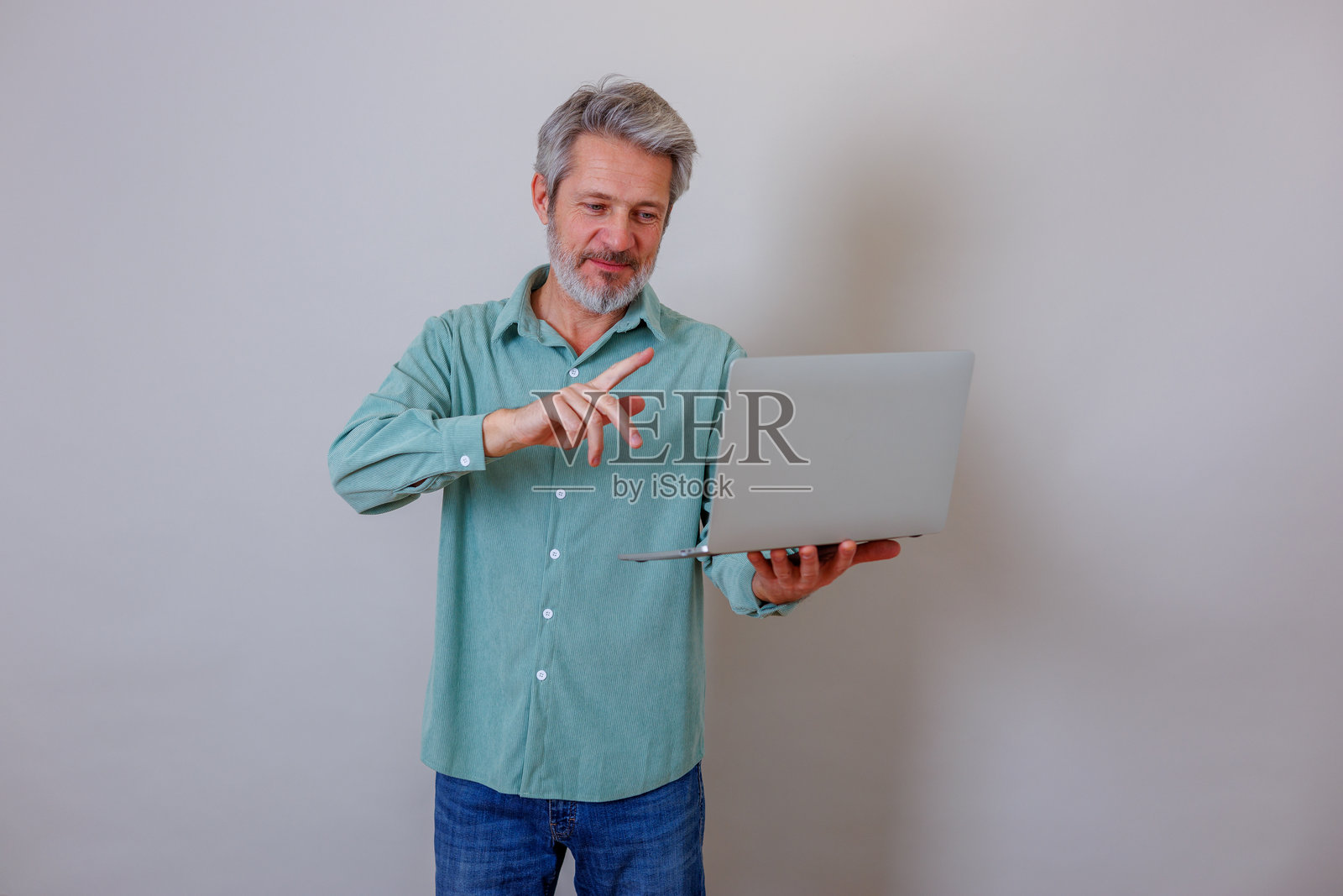 成熟的成年男子正在笔记本电脑上进行视频会议，进行沟通和手势，远程工作照片摄影图片