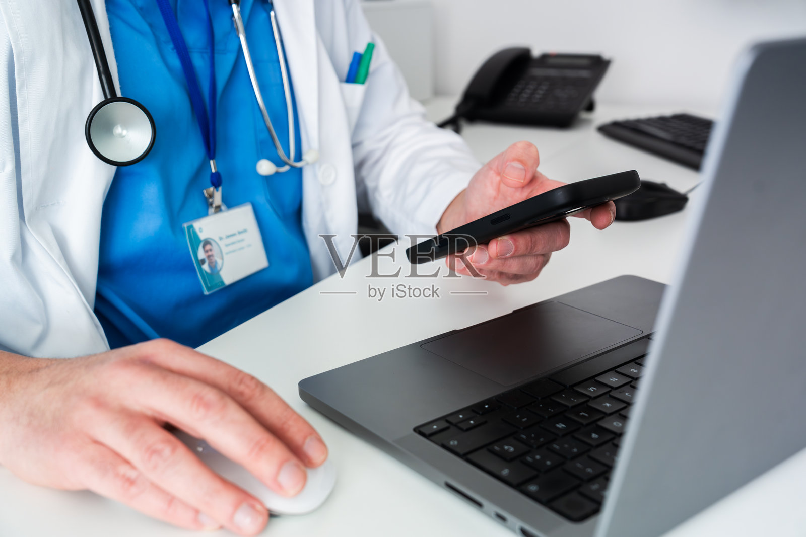 医生使用笔记本电脑和智能手机进行远程医疗咨询照片摄影图片
