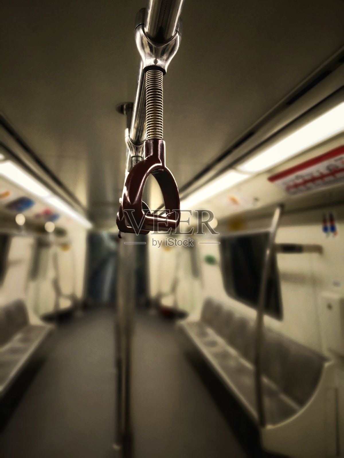 德里地铁列车内部把手照片摄影图片