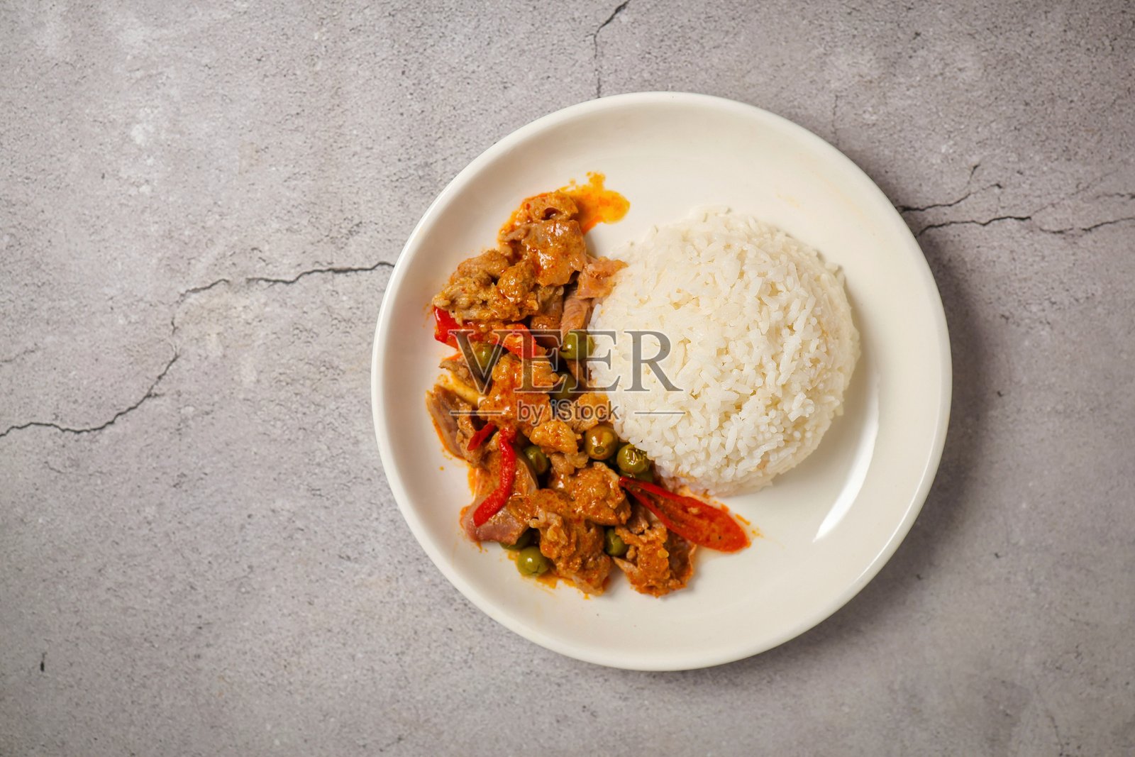 泰式帕能咖喱配米饭，红咖喱配米饭照片摄影图片