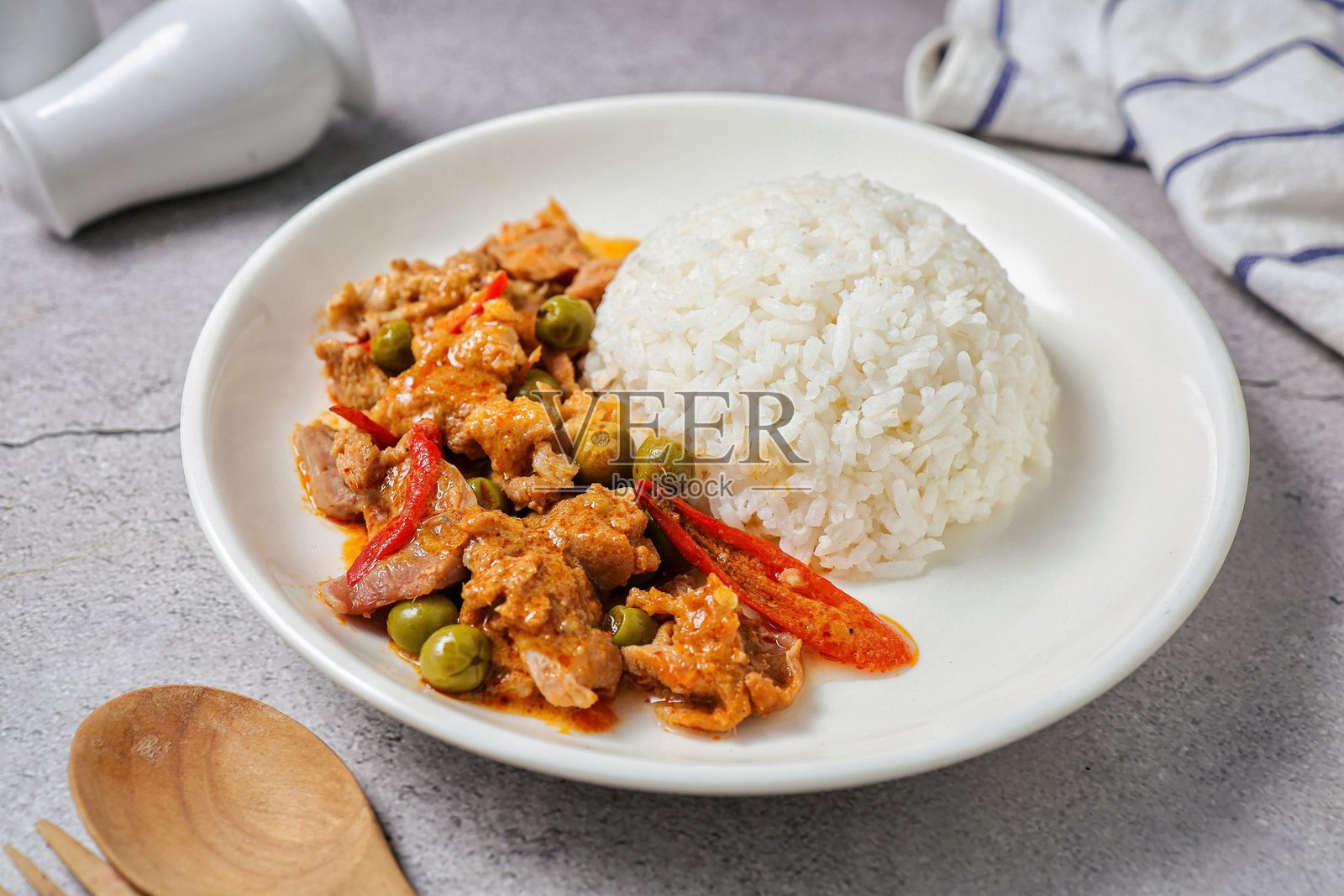 泰式玛莎曼咖喱配米饭，红咖喱配米饭照片摄影图片