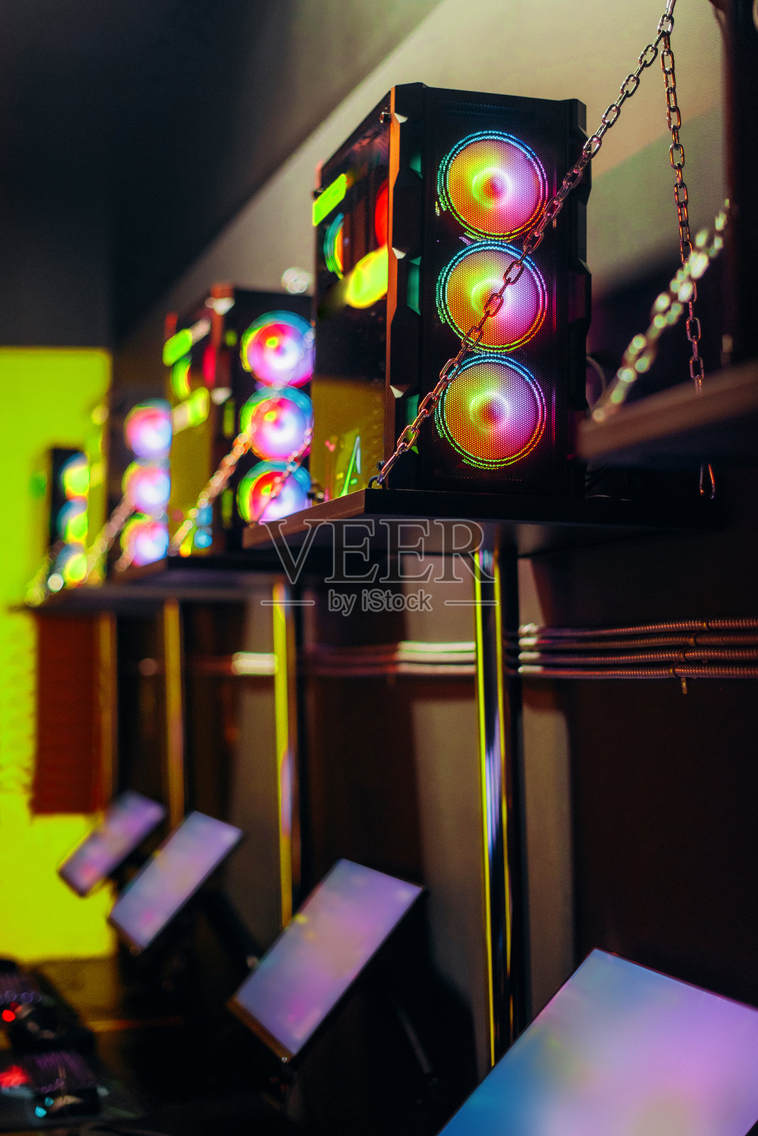 带有霓虹RGB灯效的强大游戏PC主机照片摄影图片