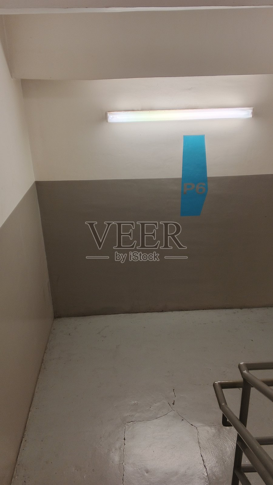 紧急楼梯旁墙壁上的霓虹灯照片摄影图片