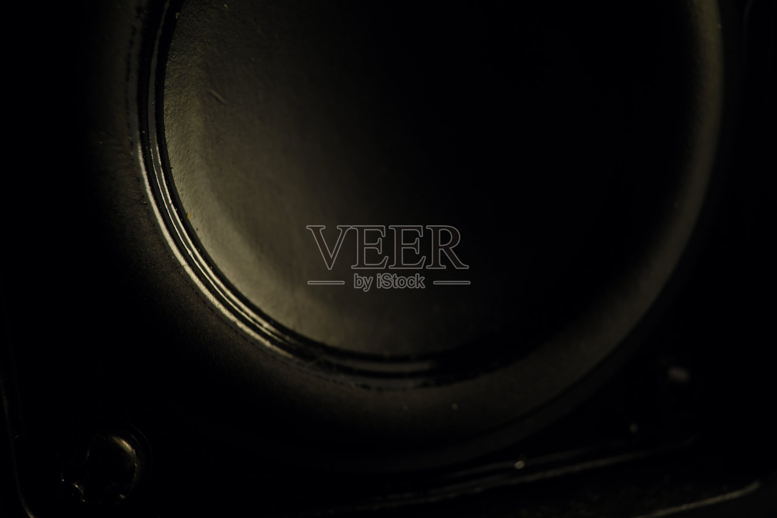 低光照下的黑色扬声器锥形体照片摄影图片